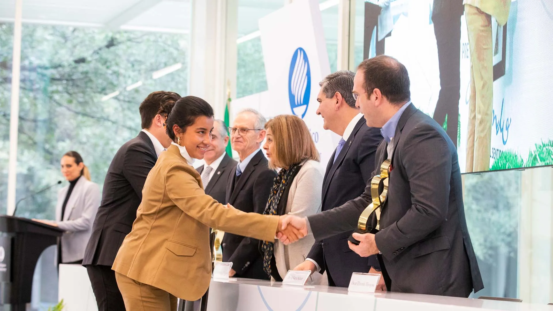 Recibe Premio Mujer Tec por su proyecto de construcción sostenible