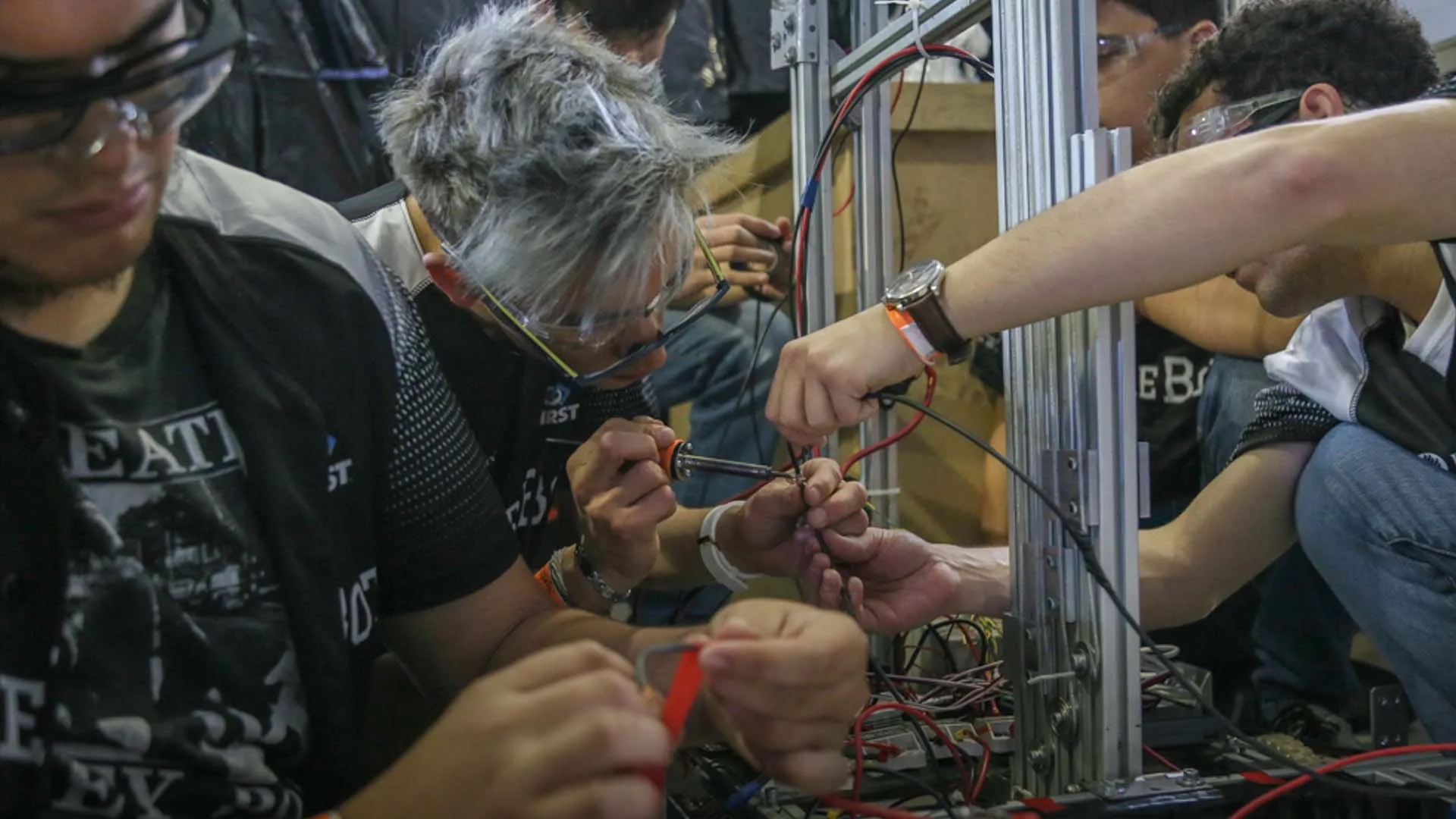 Alumnos de FIRST trabajando en su robot