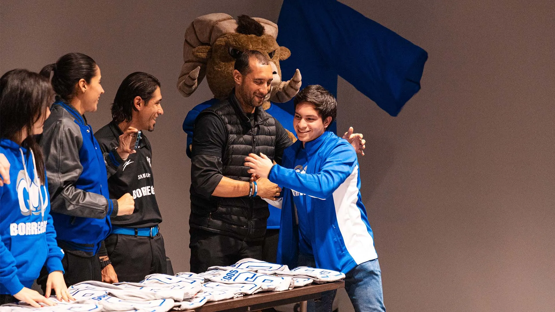 Los jugadors de futbol americano juvenil de Borregos Laguna recibieron su jersey para la temporada 2024
