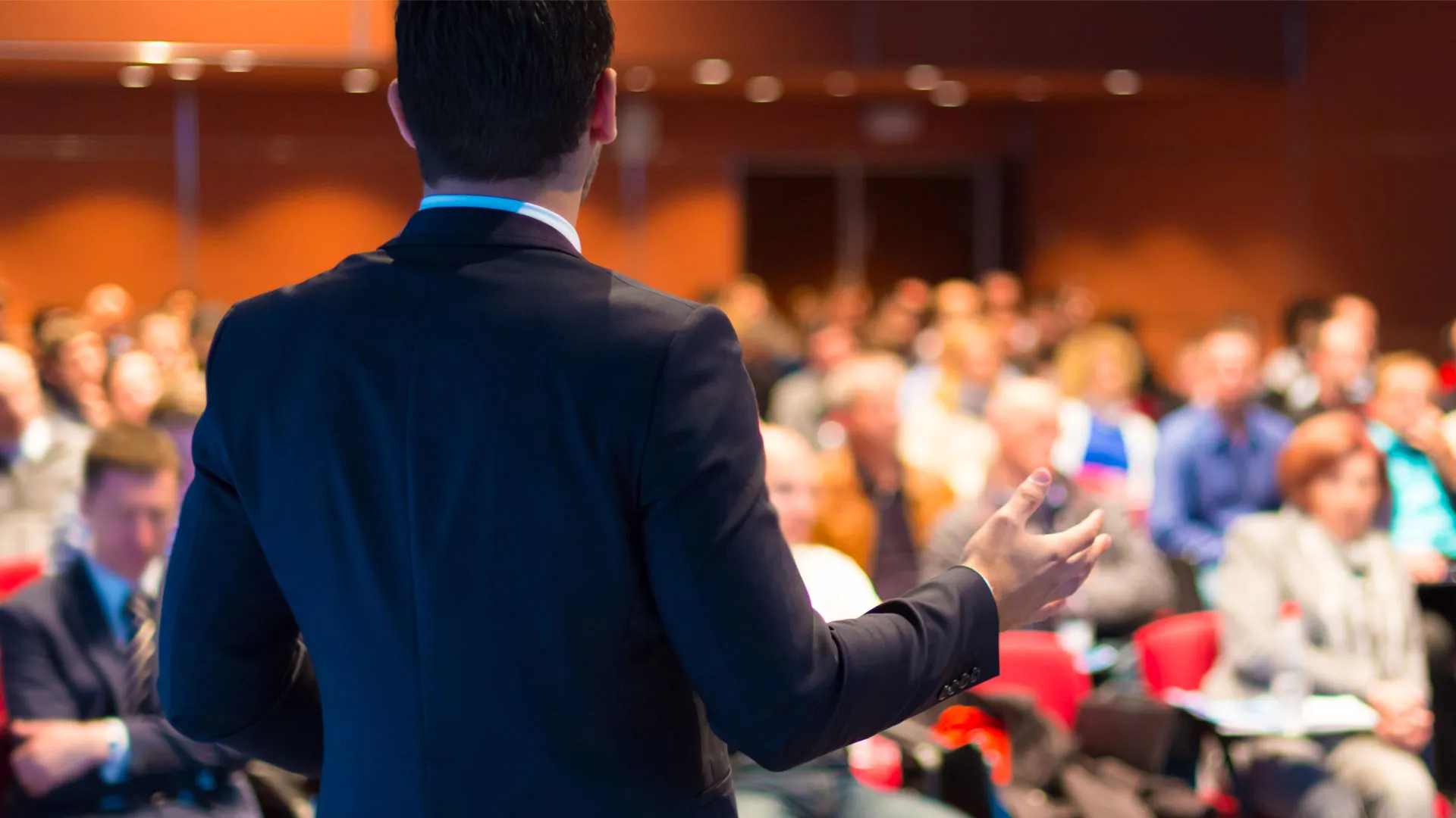 Profesor presentando el modelo colaborativo del Tec