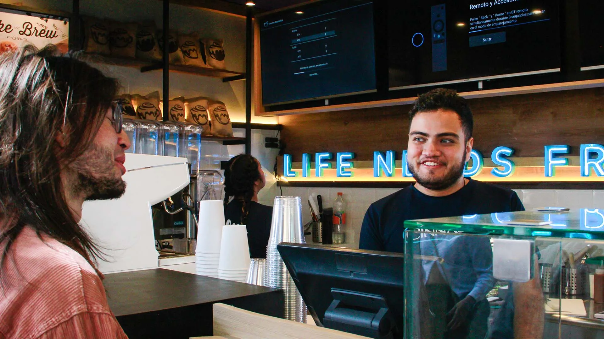 Persona siendo atendida en un negocio de café 