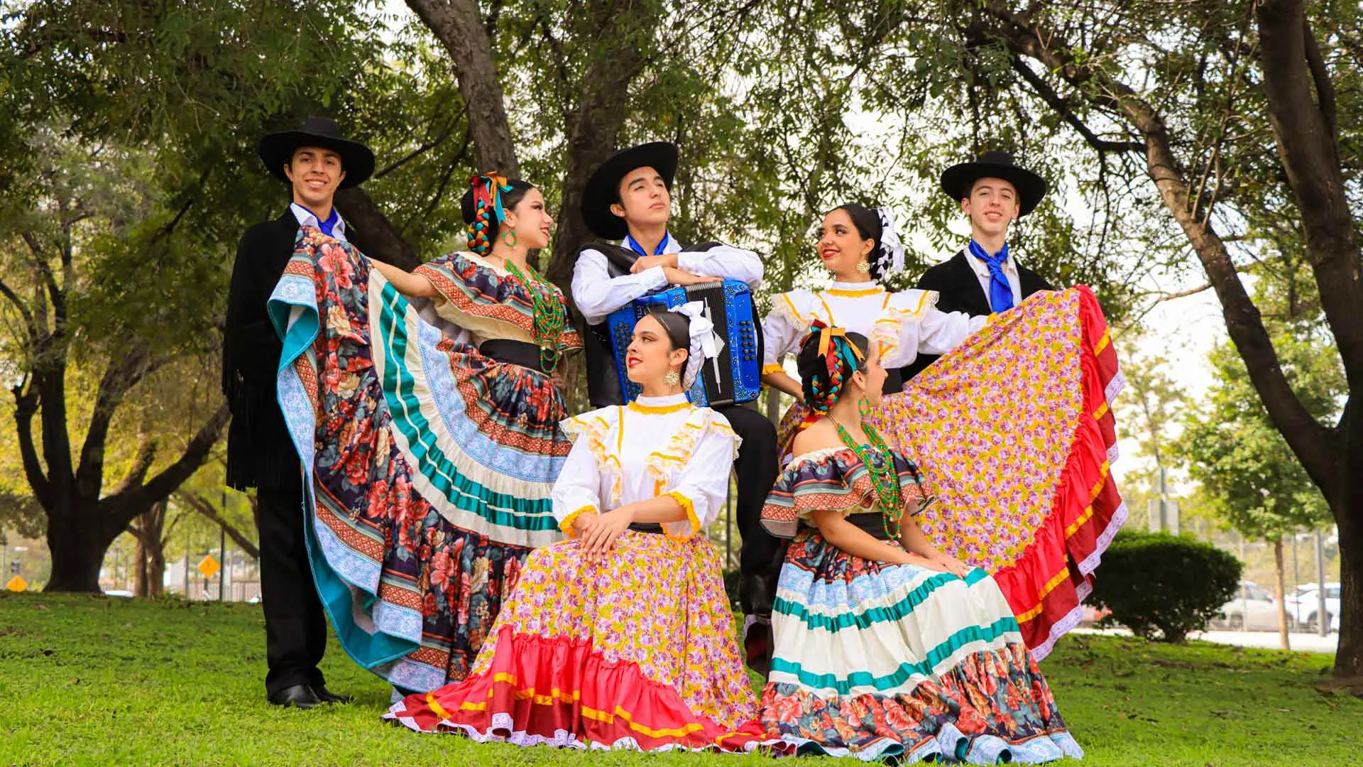 Los integrantes de Alegría Mexicana posando en el Auditorio Luis Elizondo.