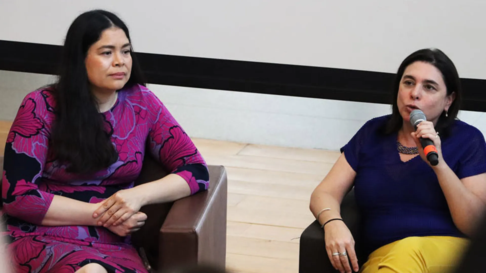 Deisy Hernández y Cintia Smith durante el conversatorio "Mujeres en espacios de poder".