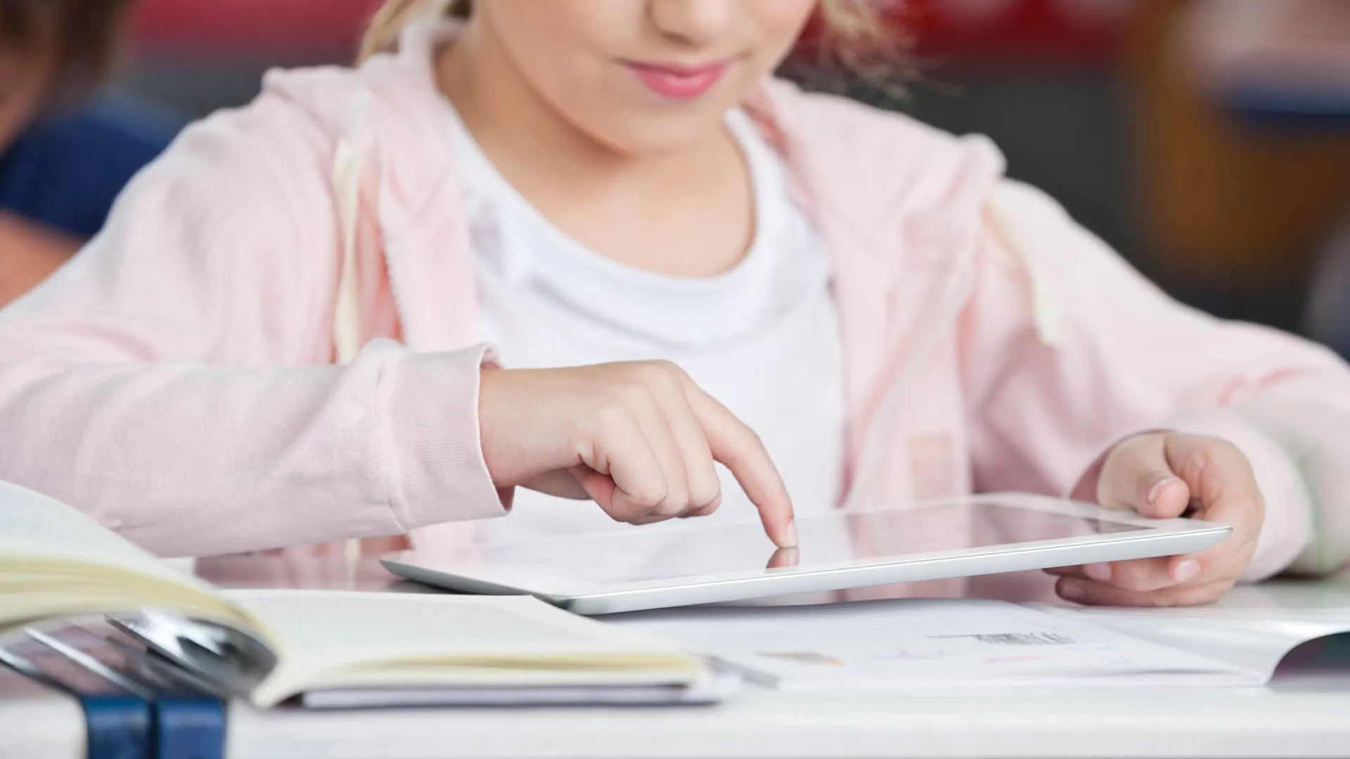 Perfil de niña trabajando en una tablet