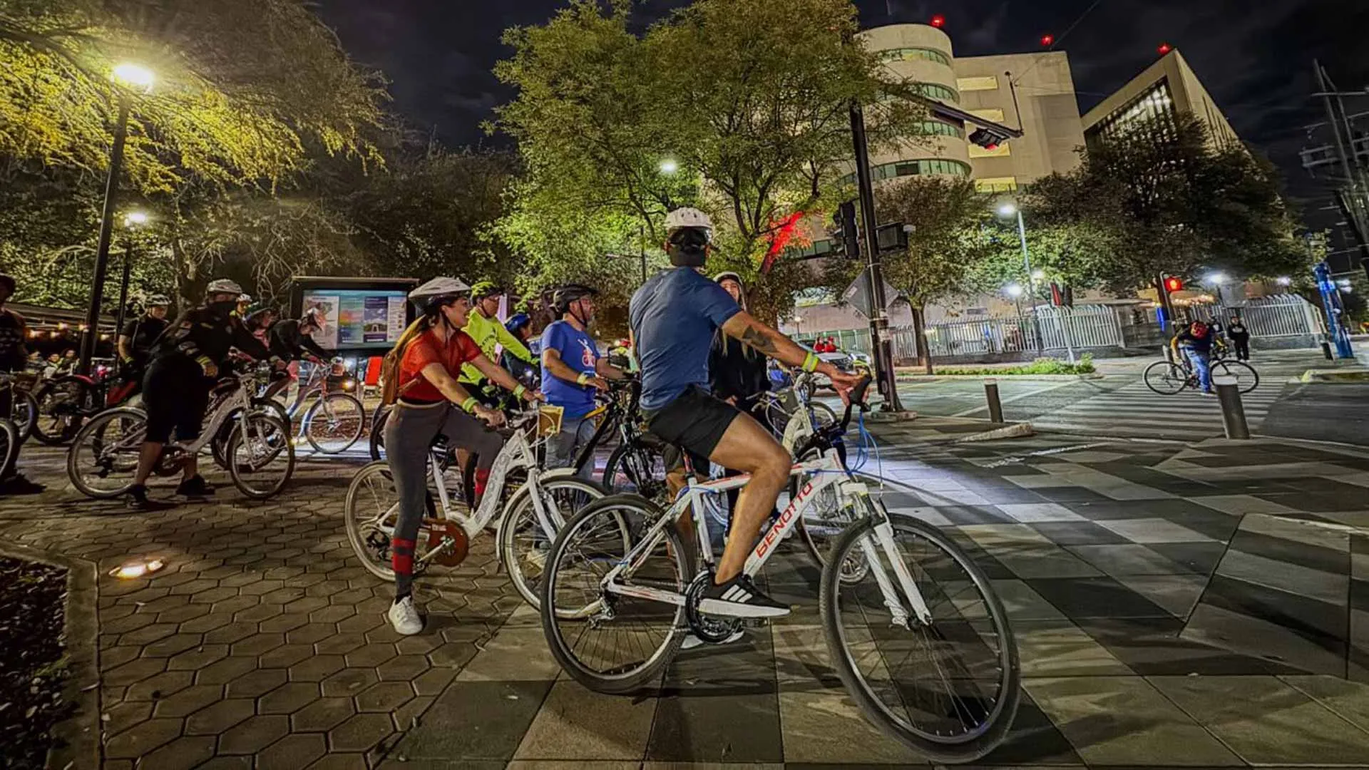 La rodada "Match con la bici" saliendo del parque de bolsillo CIAP. 