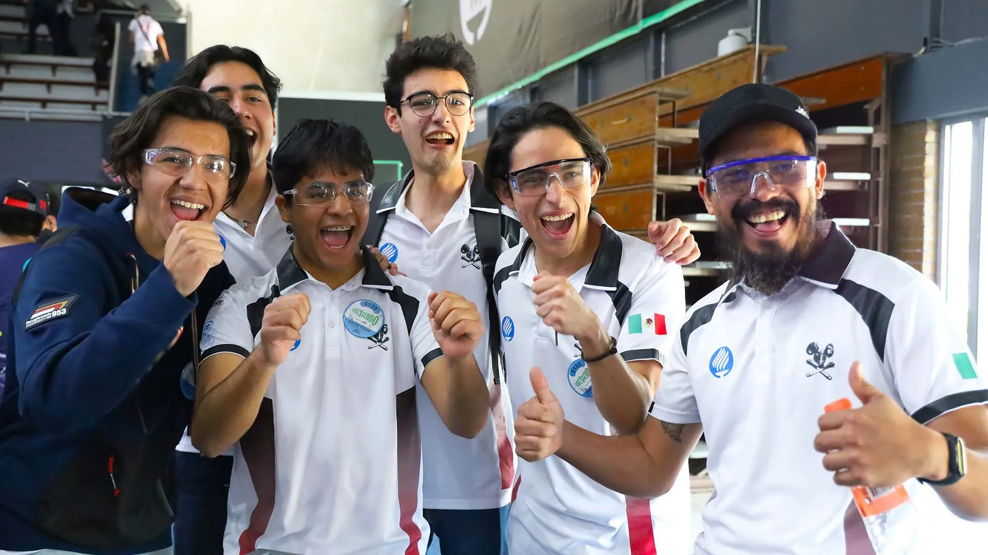 Equipo celebrando con su mentor