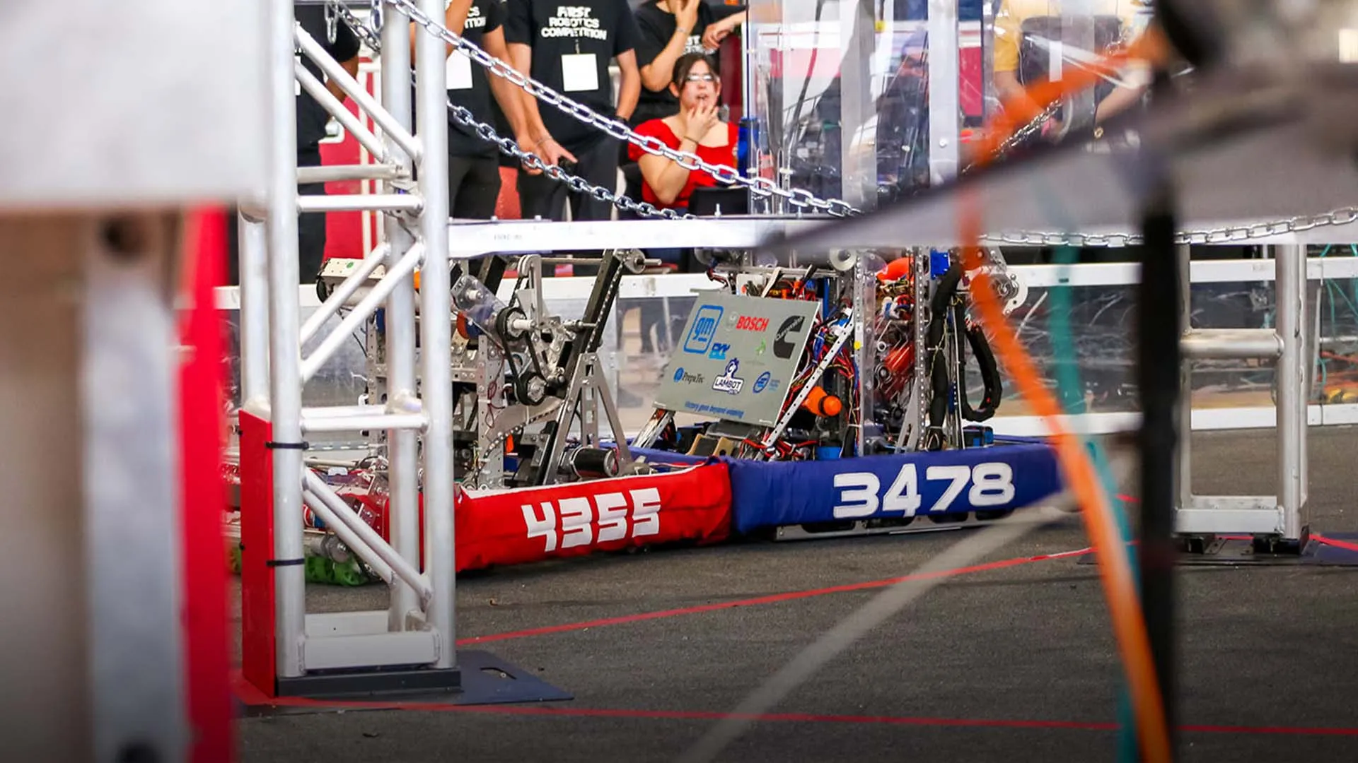 Dos robots chocando en la cancha de juego.