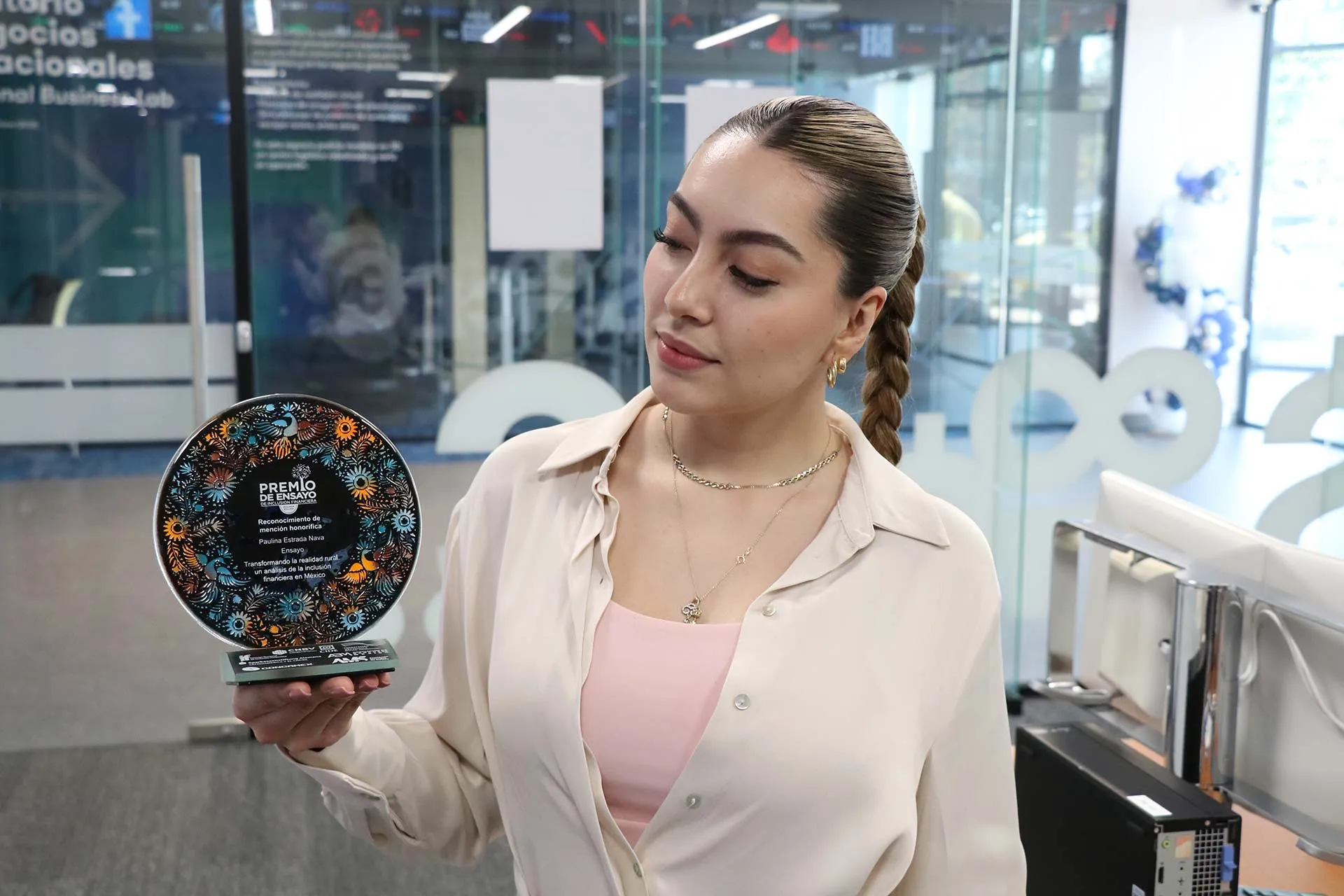 Alumna del Tec Guadalajara ganadora en concurso de ensayo de CNBV. 