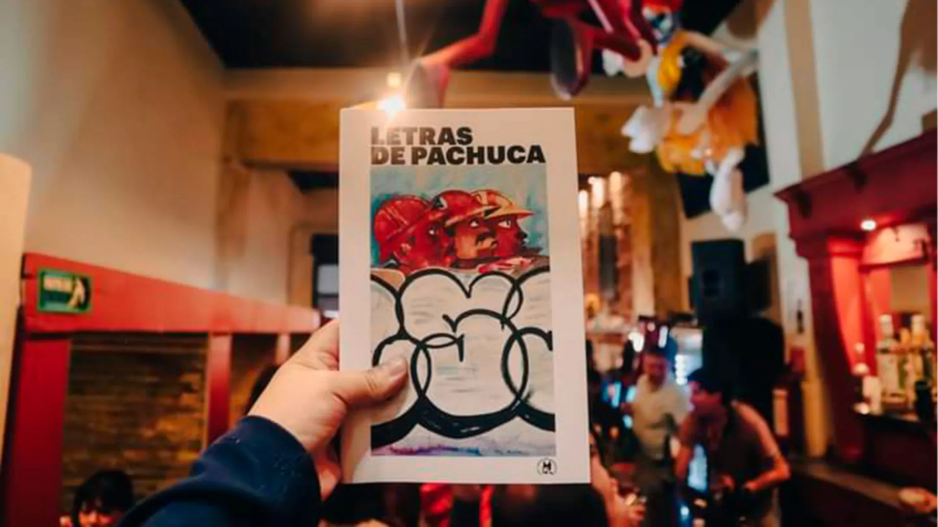 Mano sosteniendo sosteniendo el libro Letras de Pachuca
