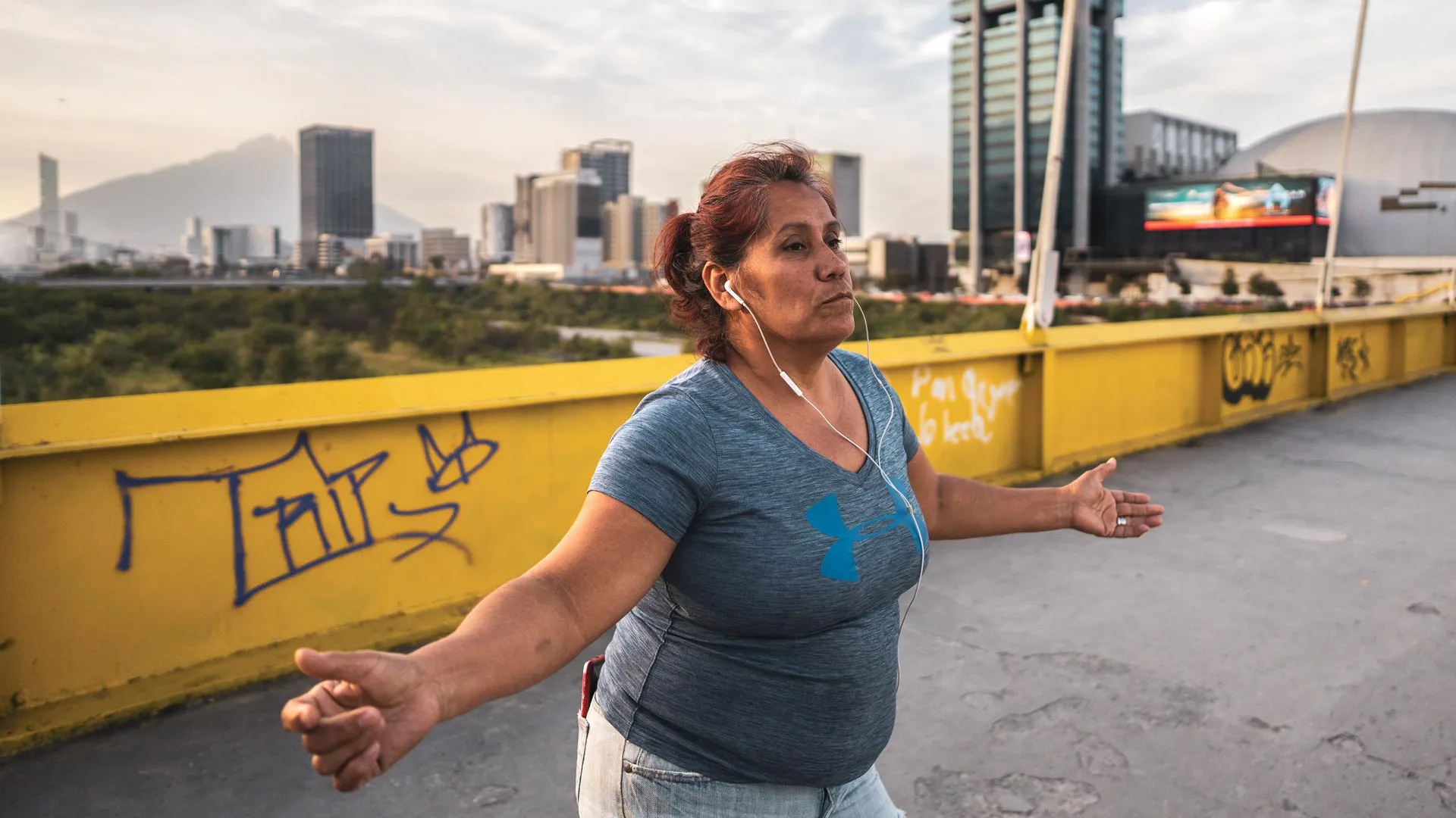 Lety Hinojosa bailando música colombiana en el puente de San Luisito.