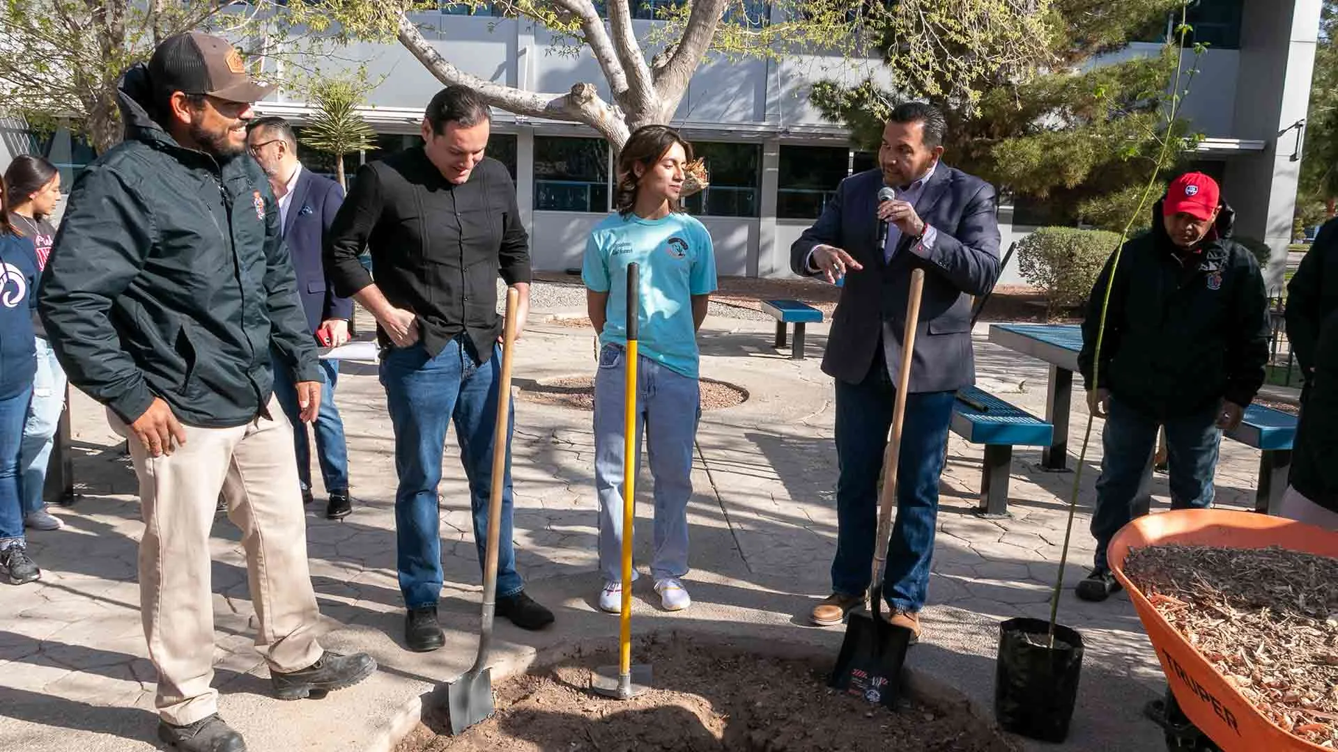 Reforestación: Jovenes juarenses plantan 100 árboles en el Tec