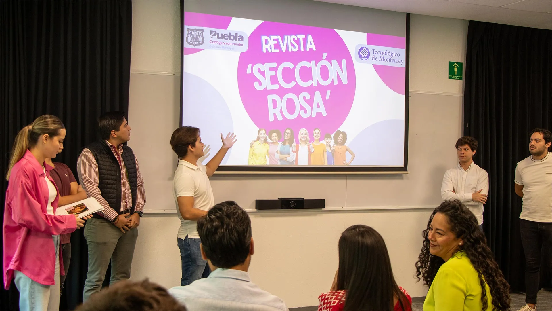 Los estudiantes presentando su prototipo de Sección Rosa