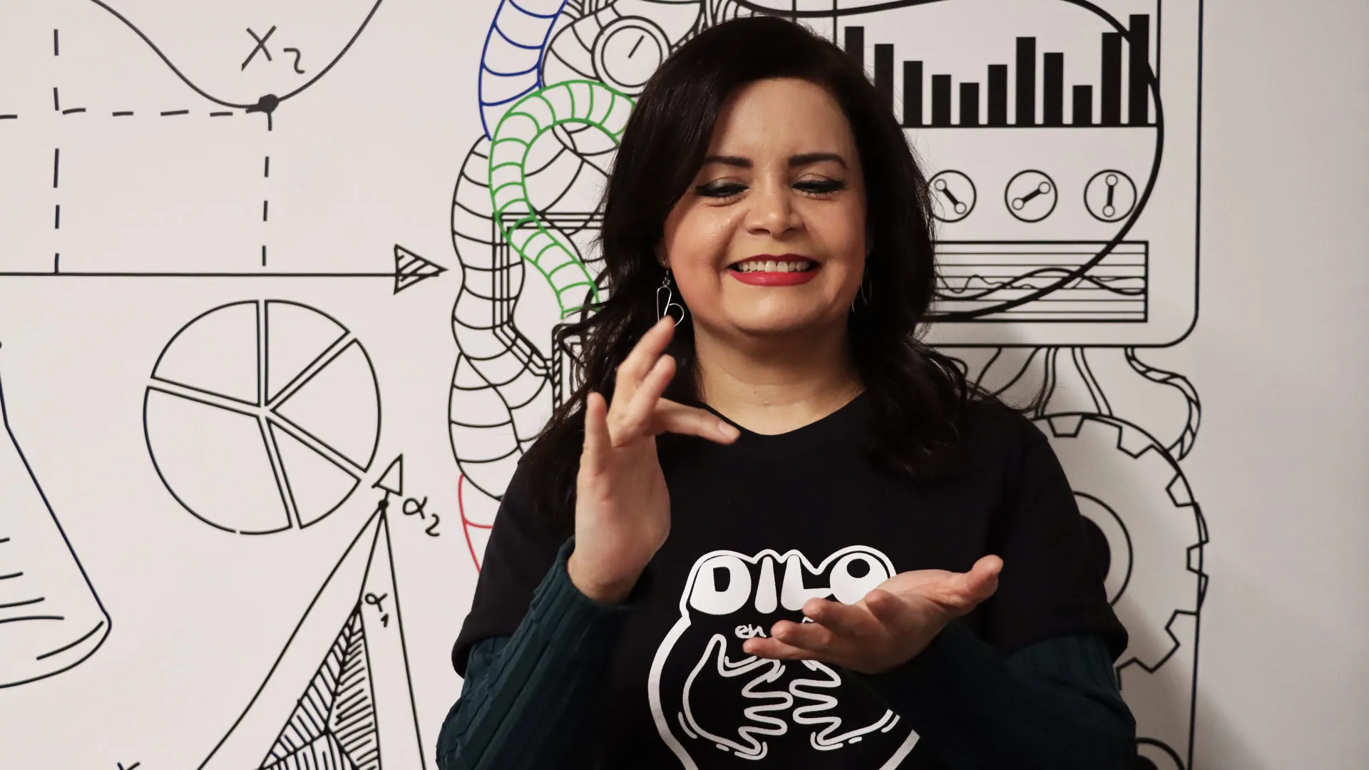 Rocío Garza diciendo gracias en Lengua de Señas Mexicano.