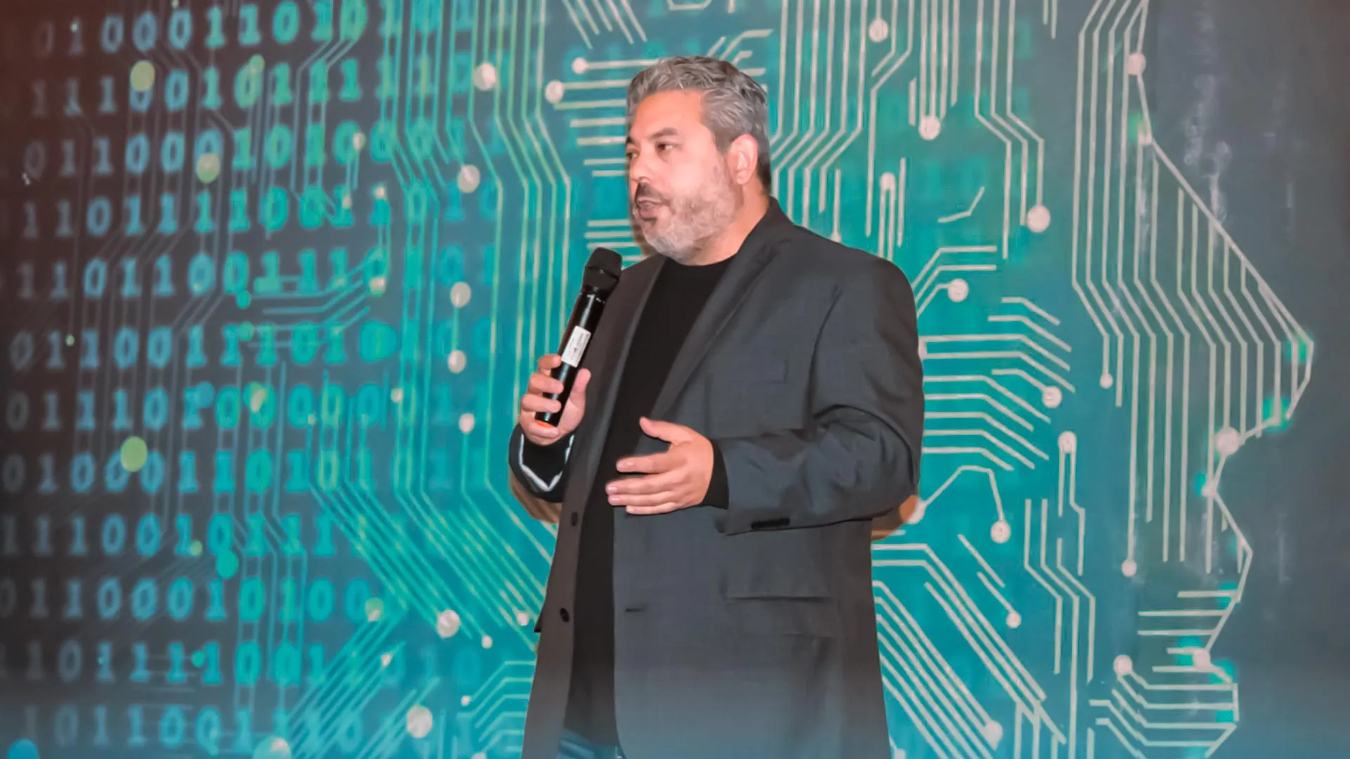 Tec presente en El Salvador con conferencia de Inteligencia Artificial