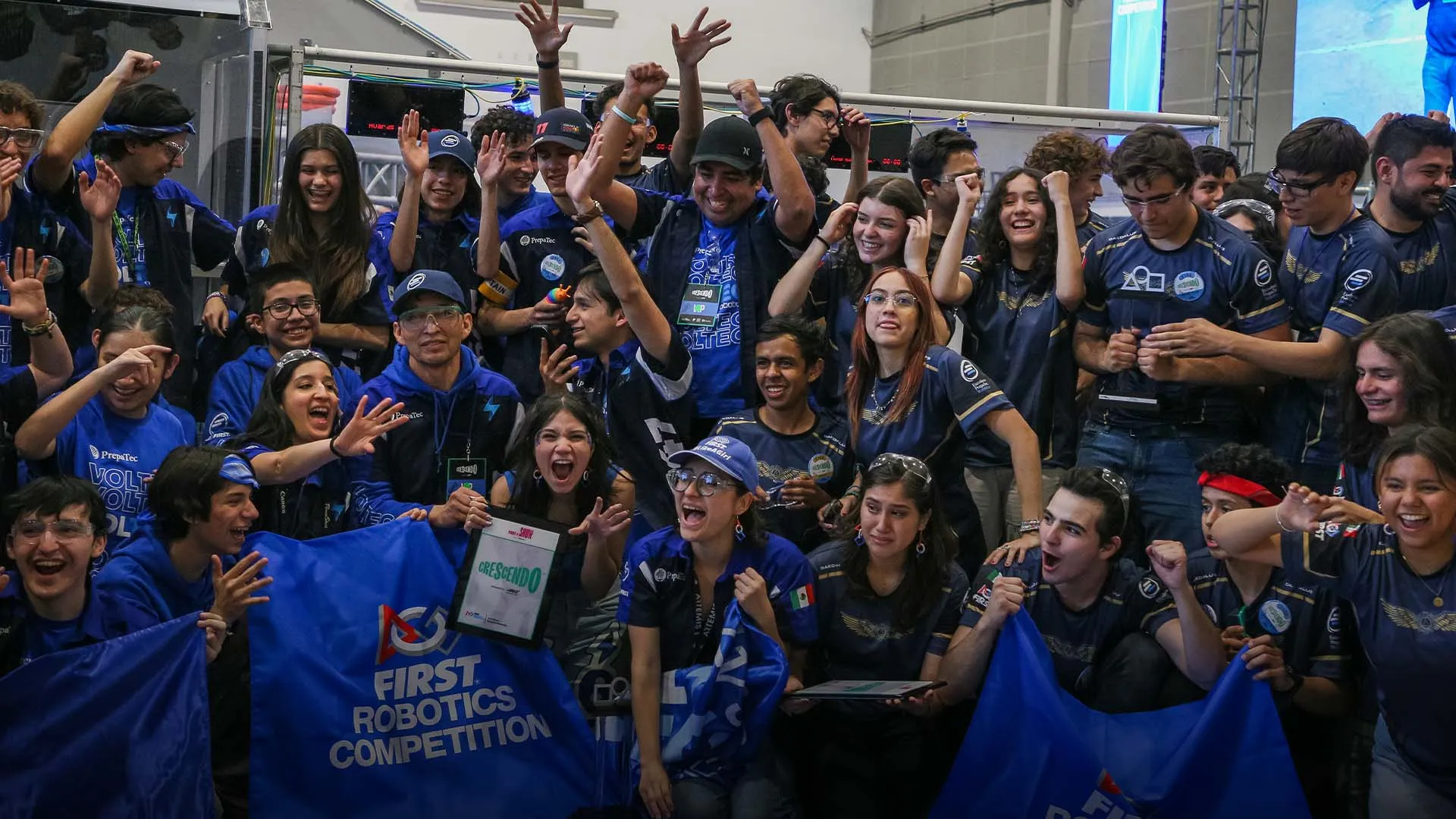 Equipos ganadores del regional Hermosillo celebrando.