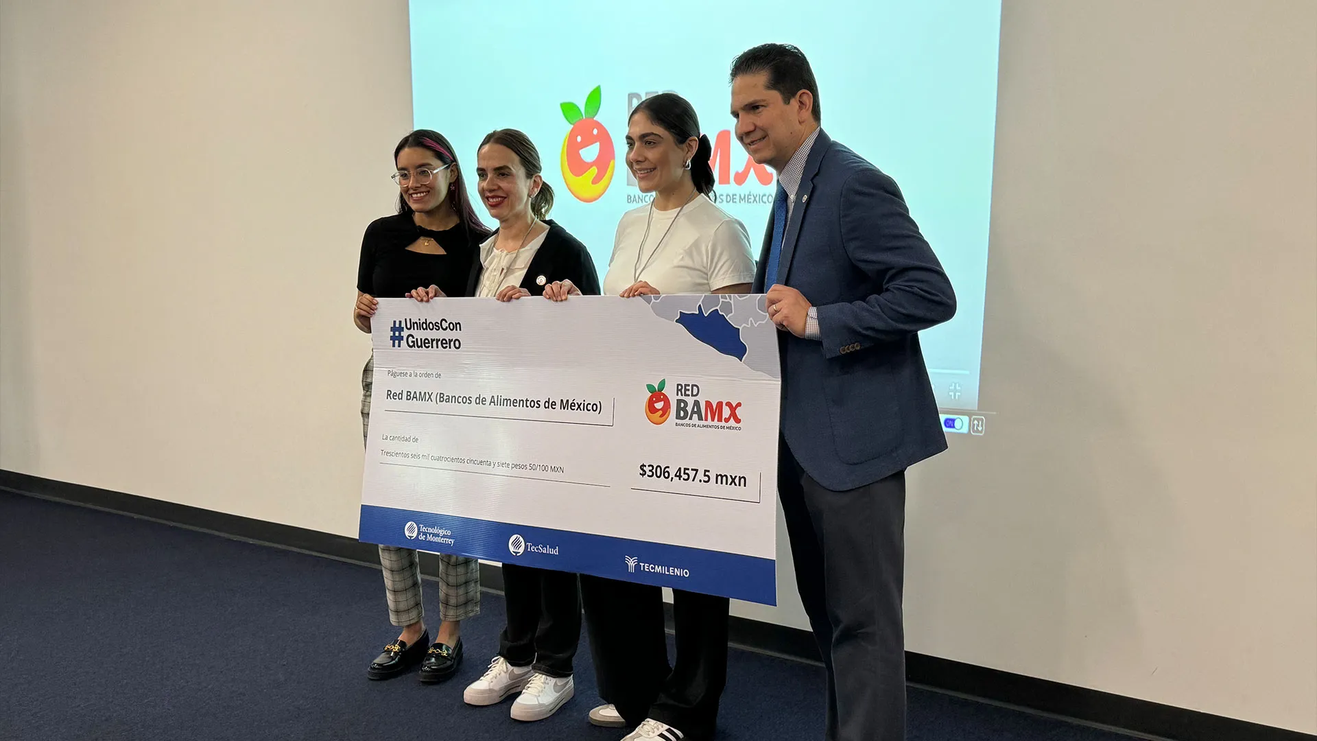 Eduardo Hernández en donación a BAMX