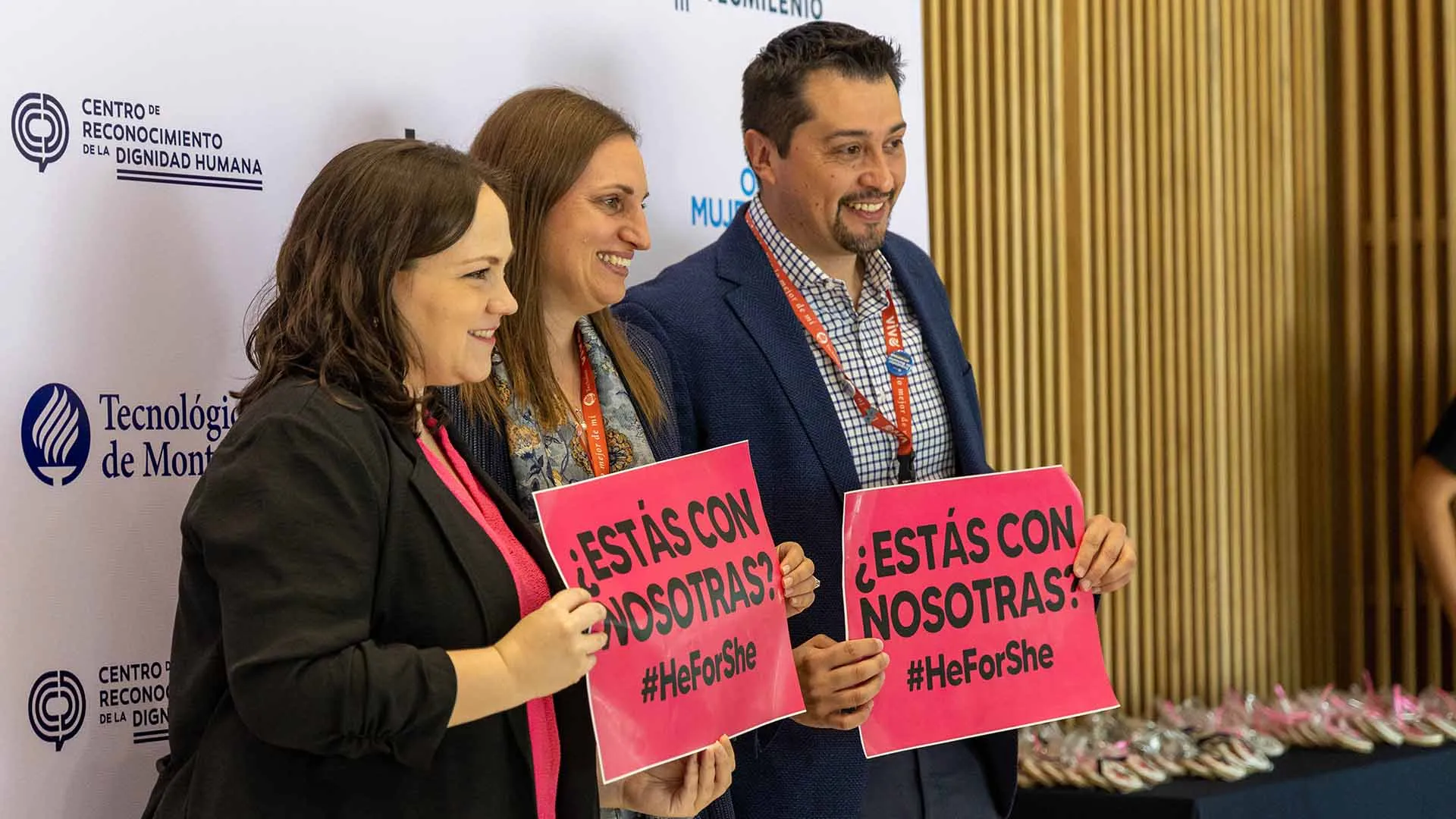Colaboradores del Tec sosteniendo pancartas de apoyo al movimiento HeForShe de la ONU
