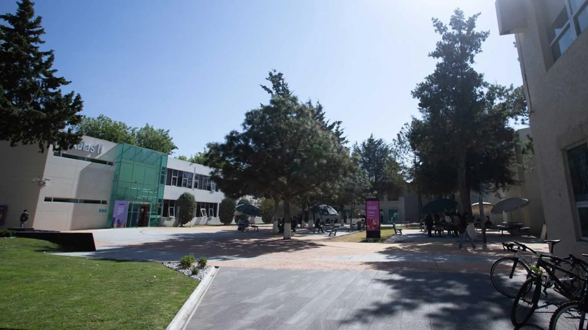 Vistazo de la explanada entre Aulas 1 y Aulas 2 de campus Hidalgo