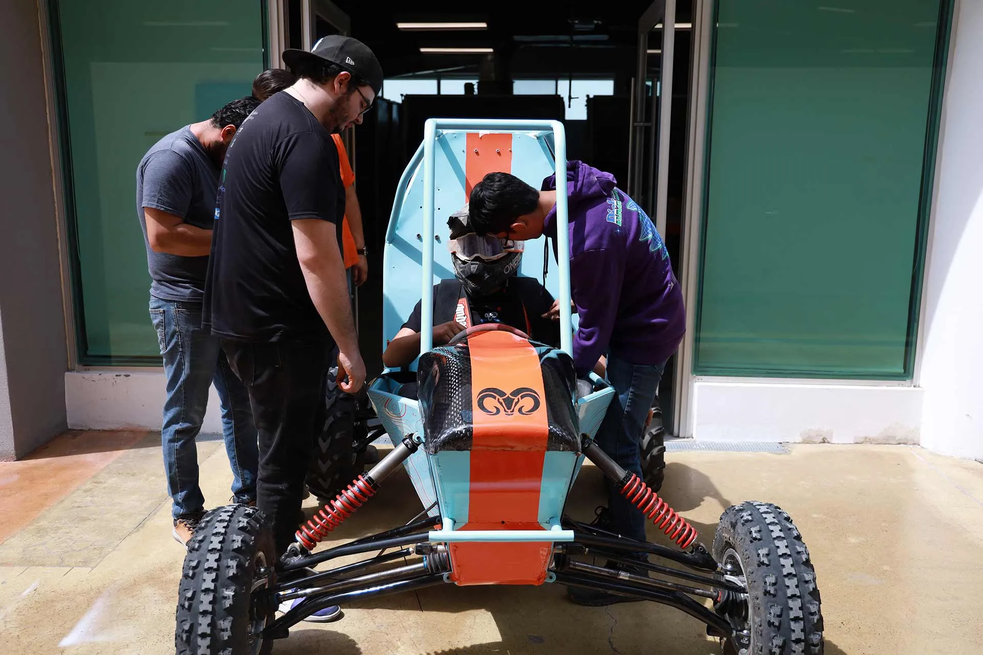 Competencia autos baja sae en la que participan alumnos del Tec Guadalajara.