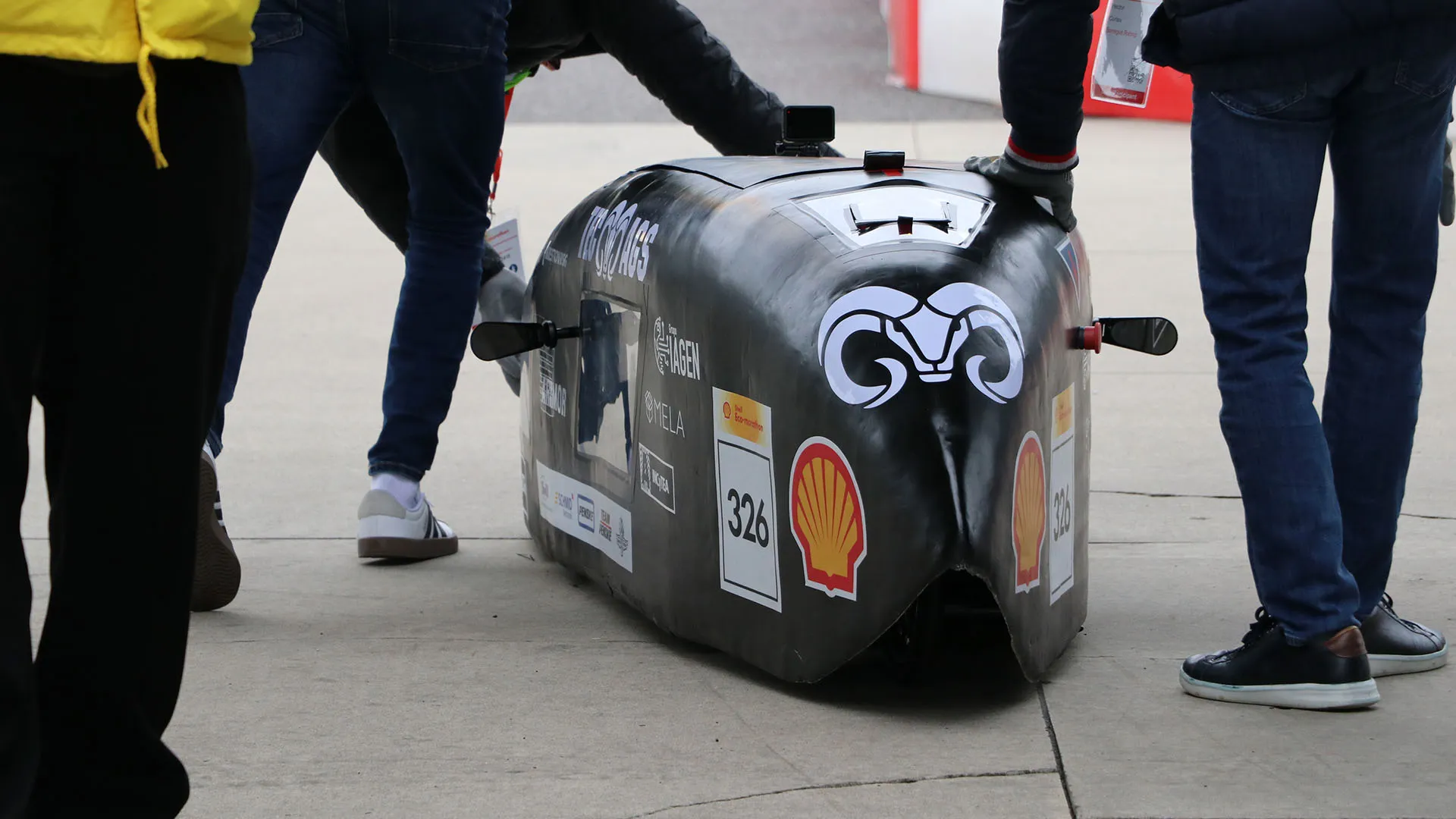 Integrantes de Borregos Racing manipulando el vehículo