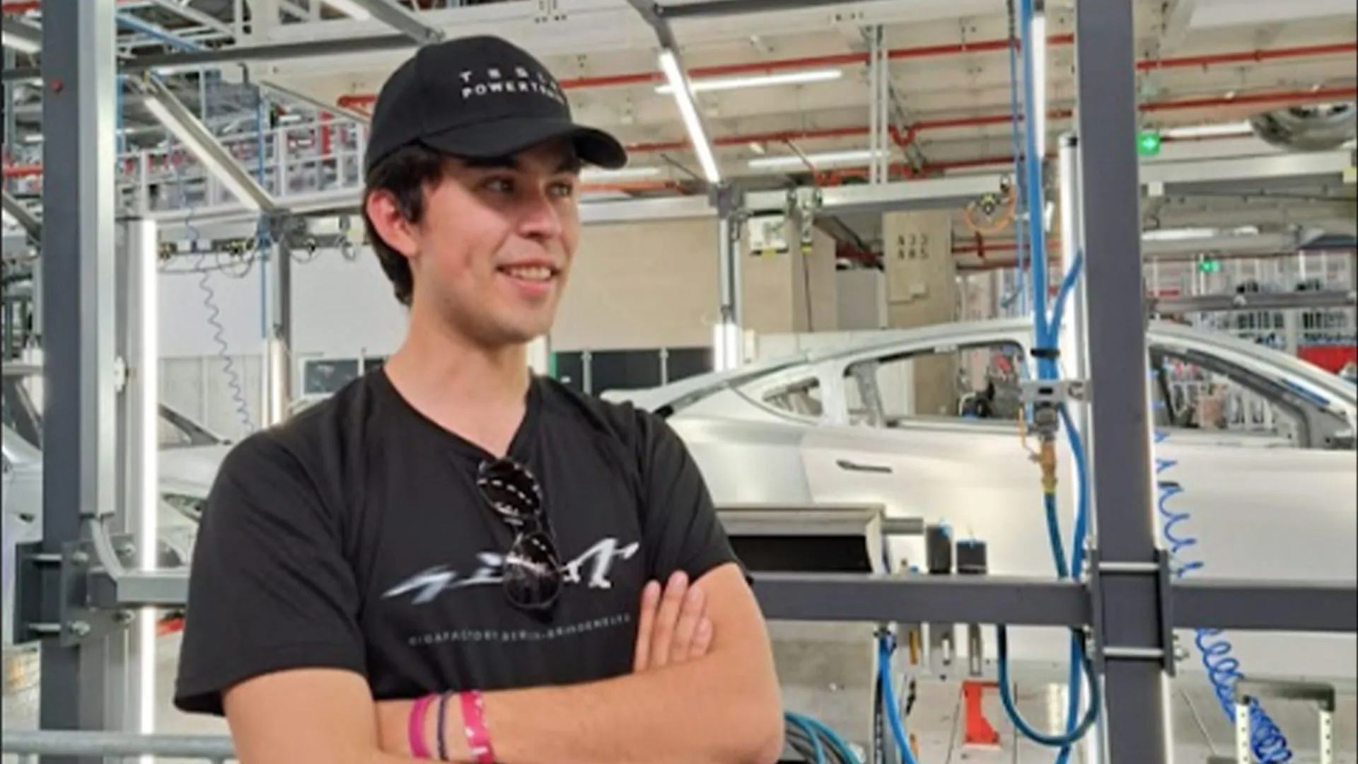 Estudiante posando para una foto en una planta automotriz