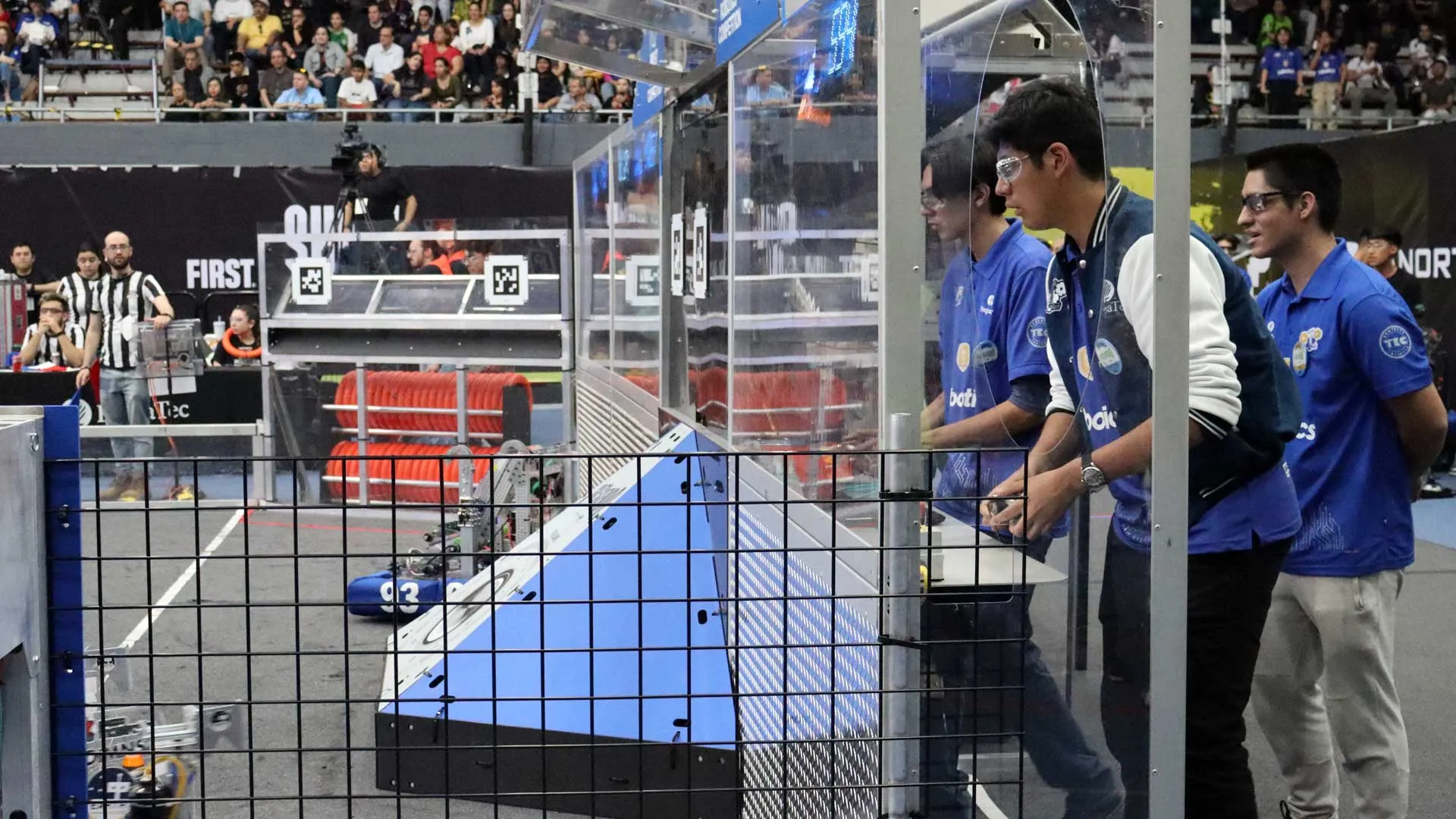 Estudiantes de la PrepaTec Cuernavaca participaron en las competencias regionales de robótica de FIRST 2024 en Monterrey y Hermosillo con su robot Dunga, obteniendo Autonomous Award y Quality Award.