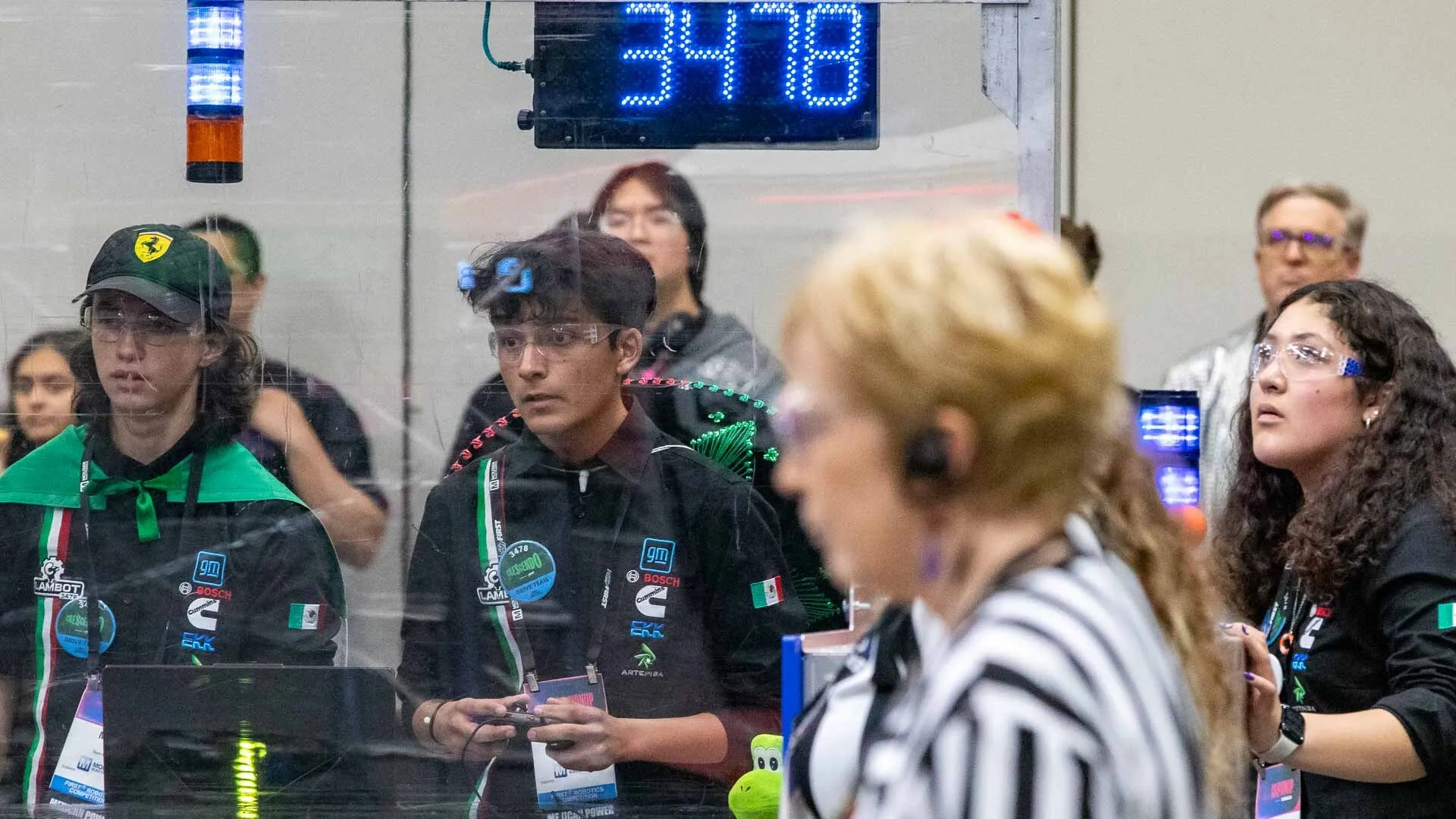 Equipo mexicano durante partido de la final del mundial de robótica FIRST