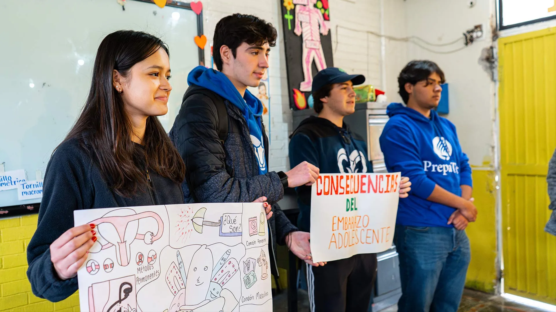 Estudiantes exponiendo sobre educación sexual