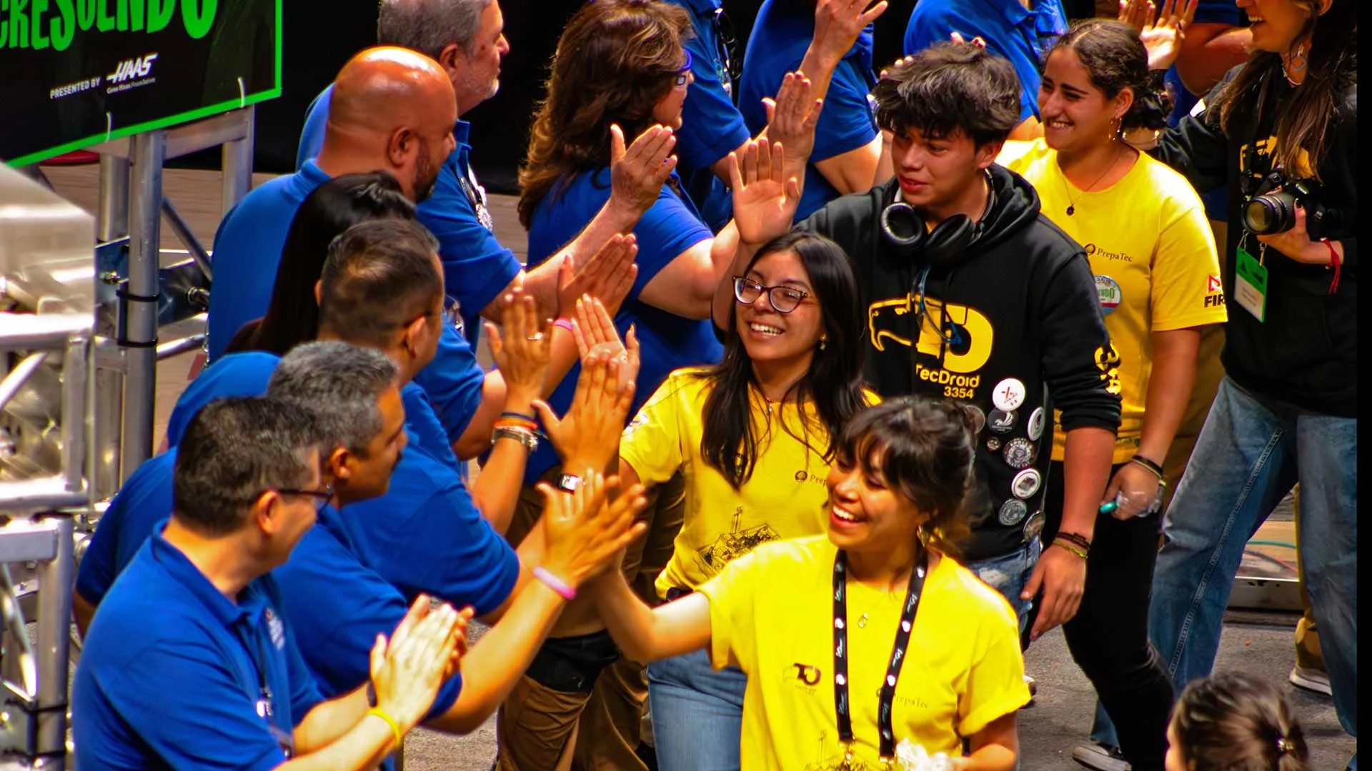Estudiantes del equipo de robótica celebrando su pase al mundial