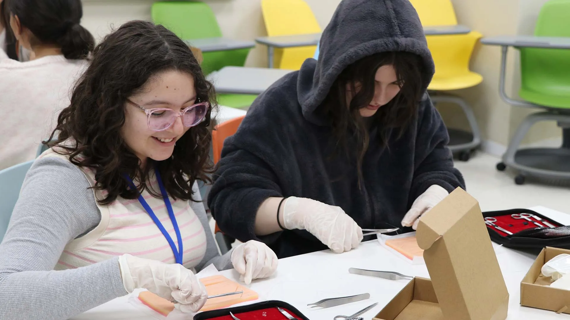 Estudiantes en taller de suturas