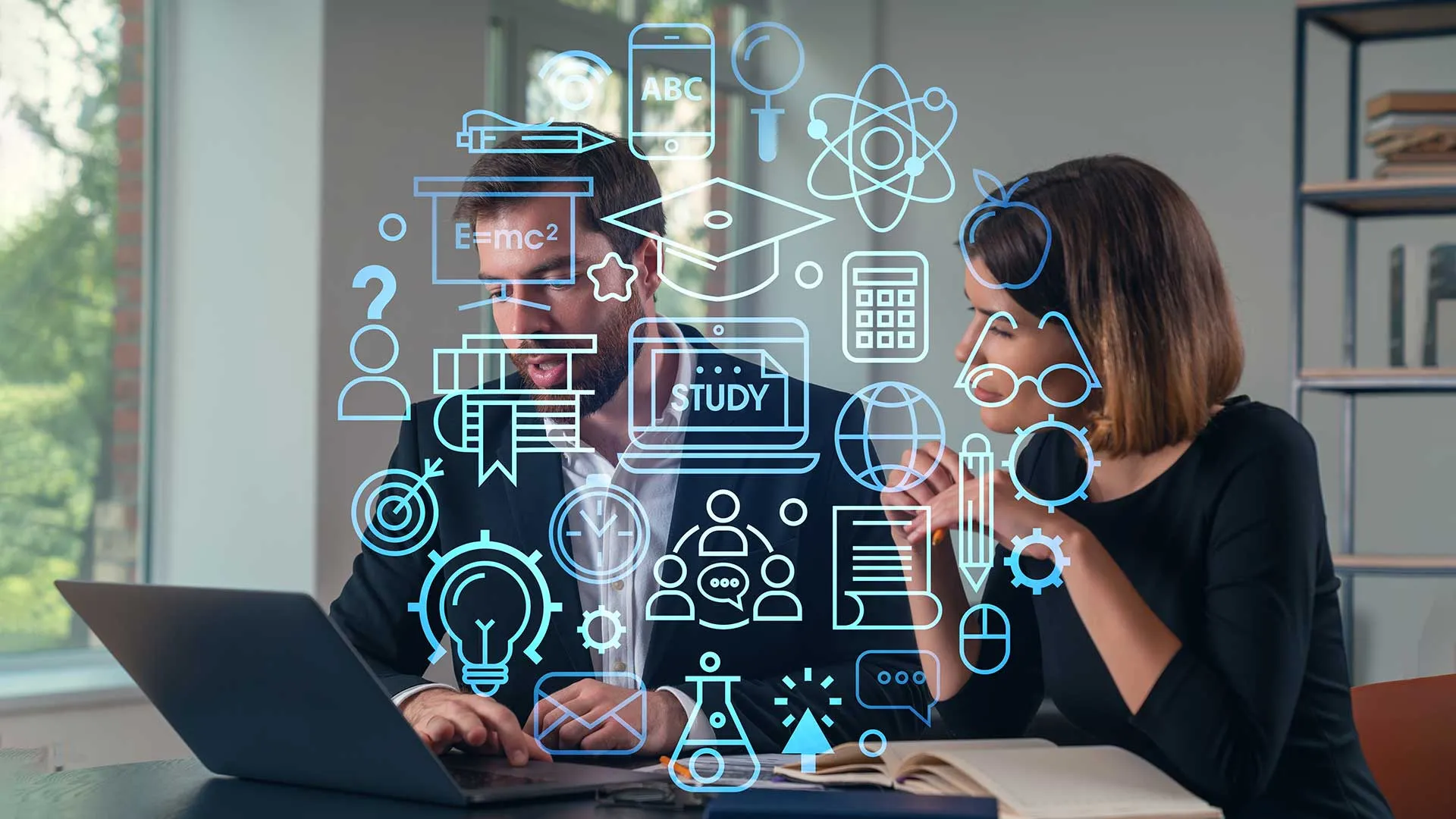Profesor y profesora trabajando en una computadora, con iconos holográficos de educación alrededor 
