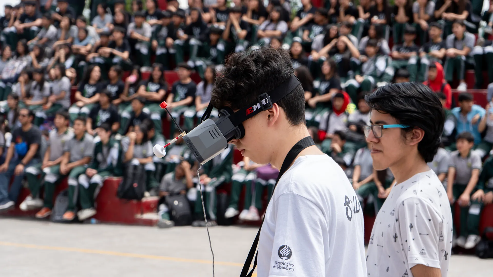 Miembros de DragonFly mostrando el uso de drones en Secundaria General #6