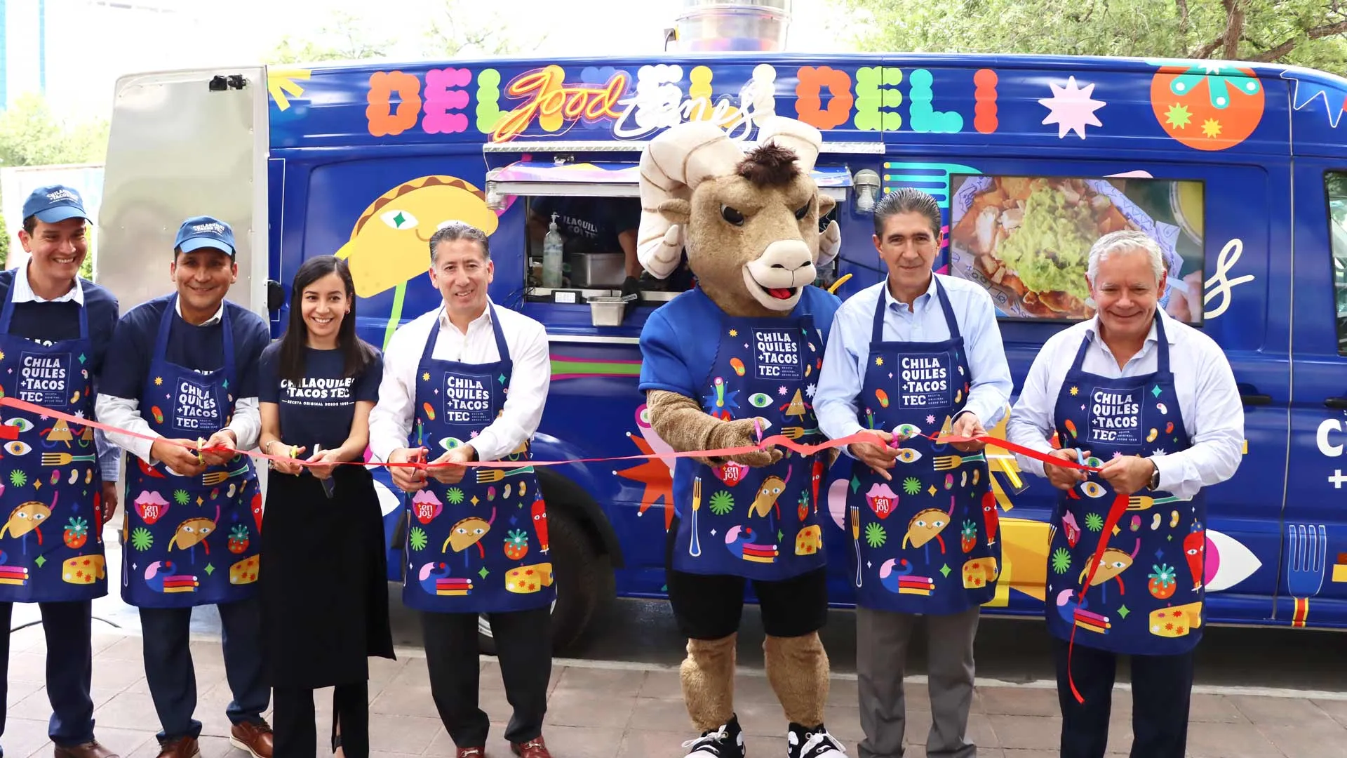 Directivos del Tec realizando el corte de listón para la inauguración del nuevo food truck.