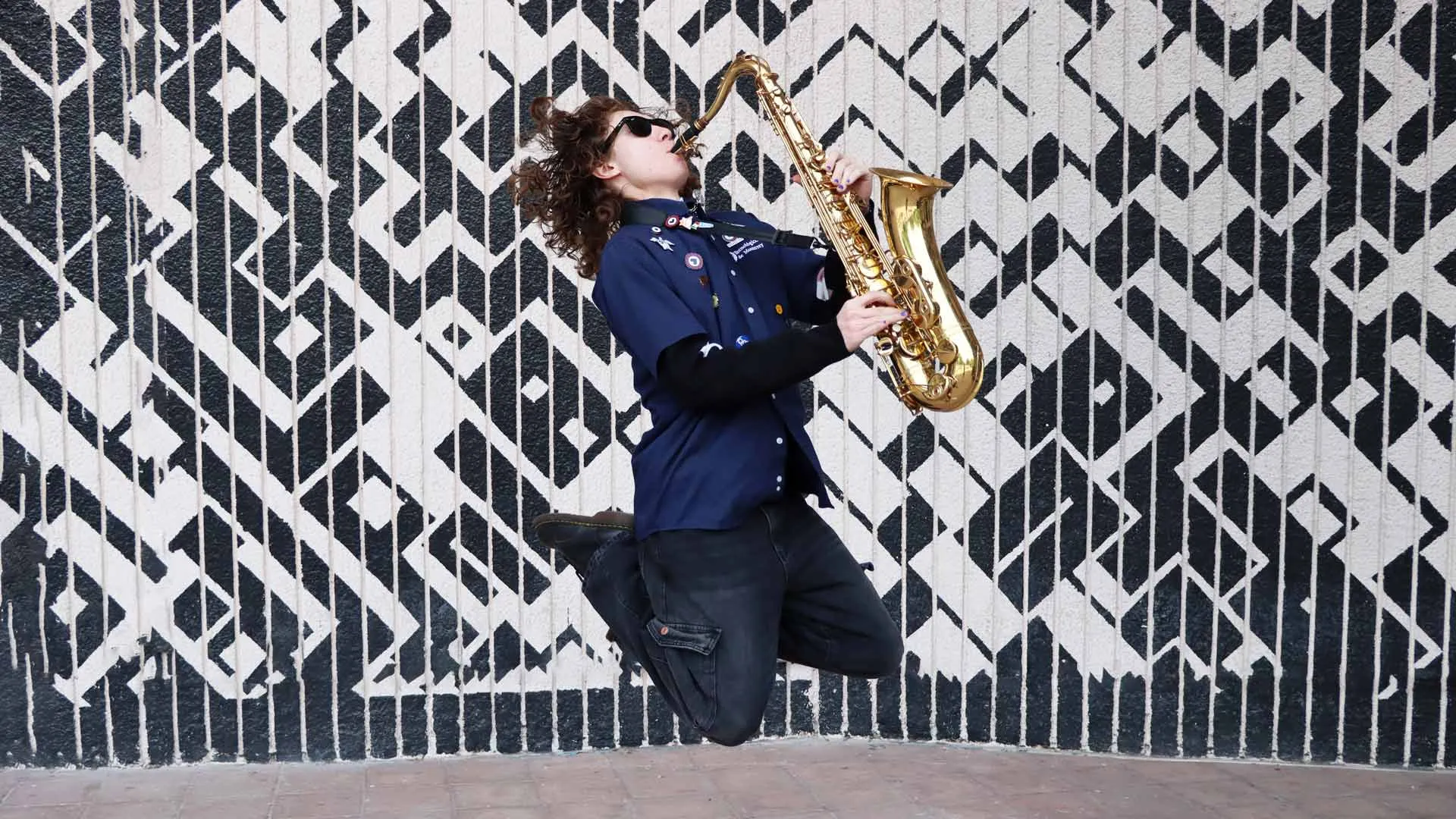 Maximiliano Arriaga en las afueras del Auditorio Luis Elizondo.