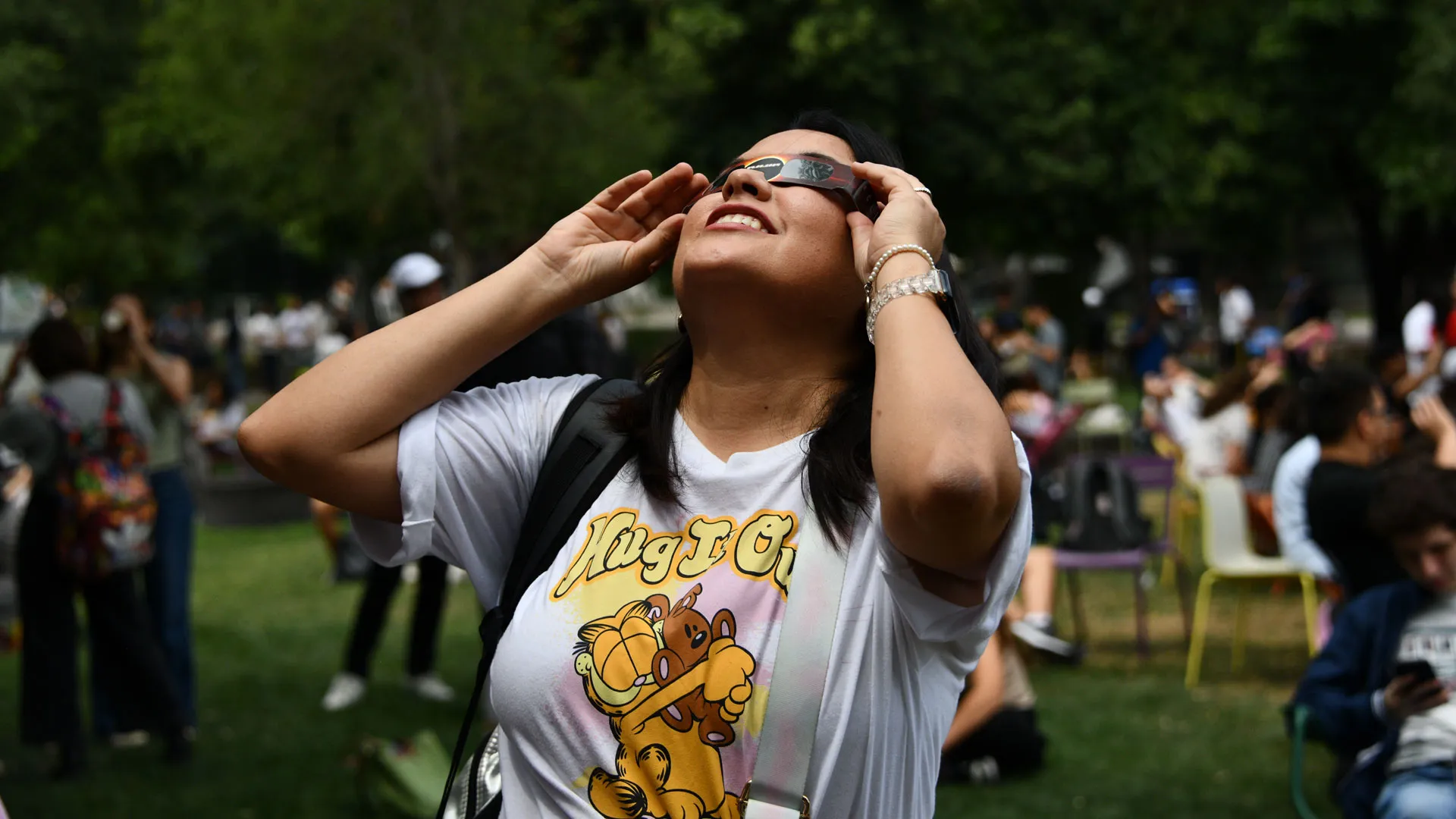 Colaboradora del Tec viendo el eclipse solar desde el Jardín de las Carreras.