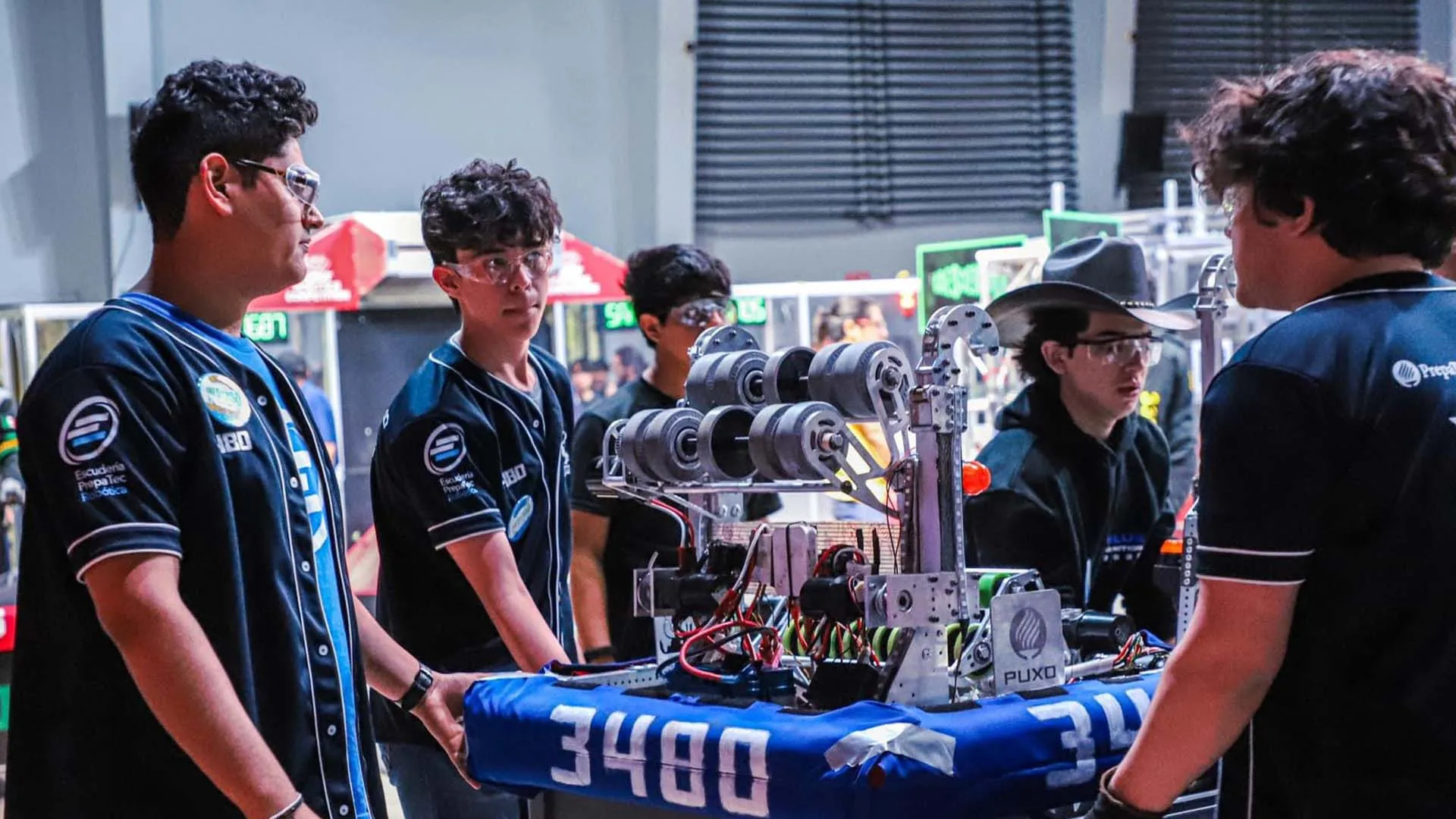 Miembros del equipo Abtomat 3480 cargando al robot