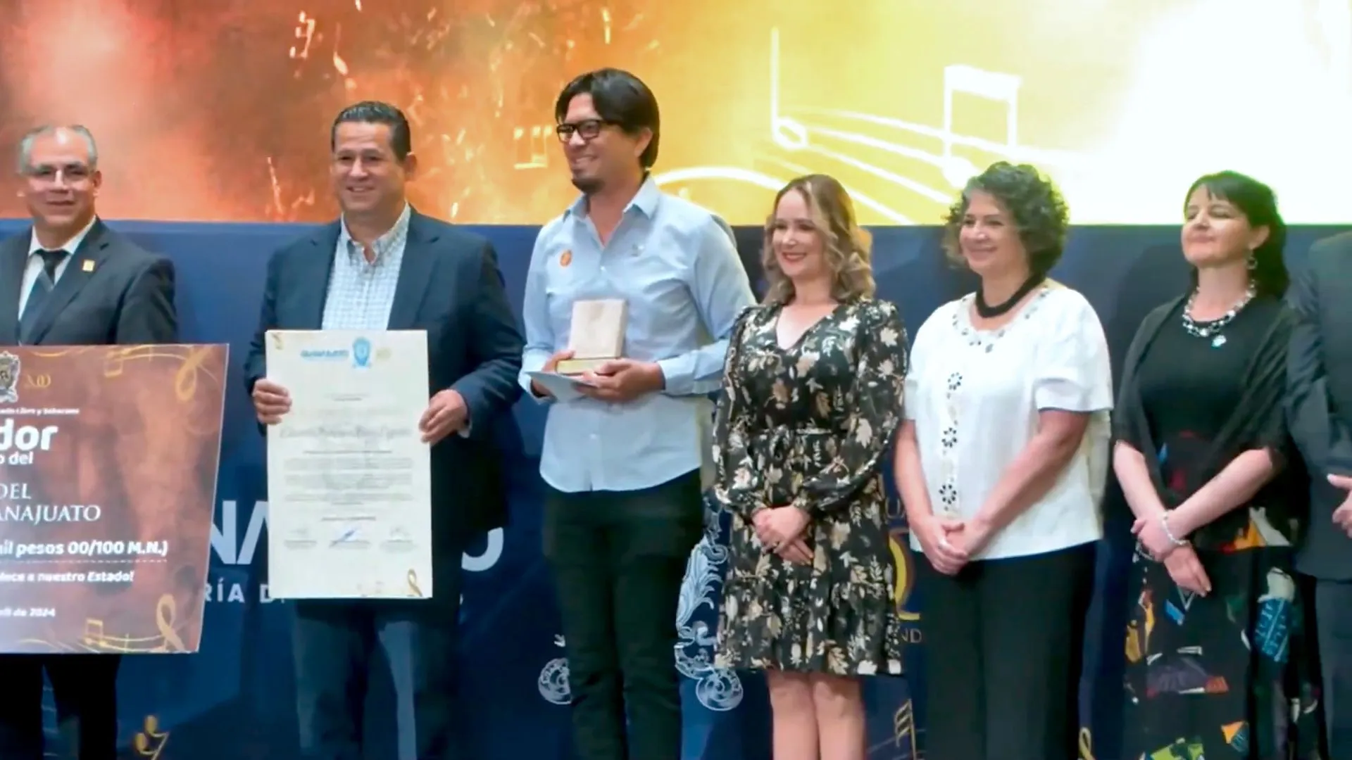 Profesor Eduardo Muñoz en ceremonia de premiación