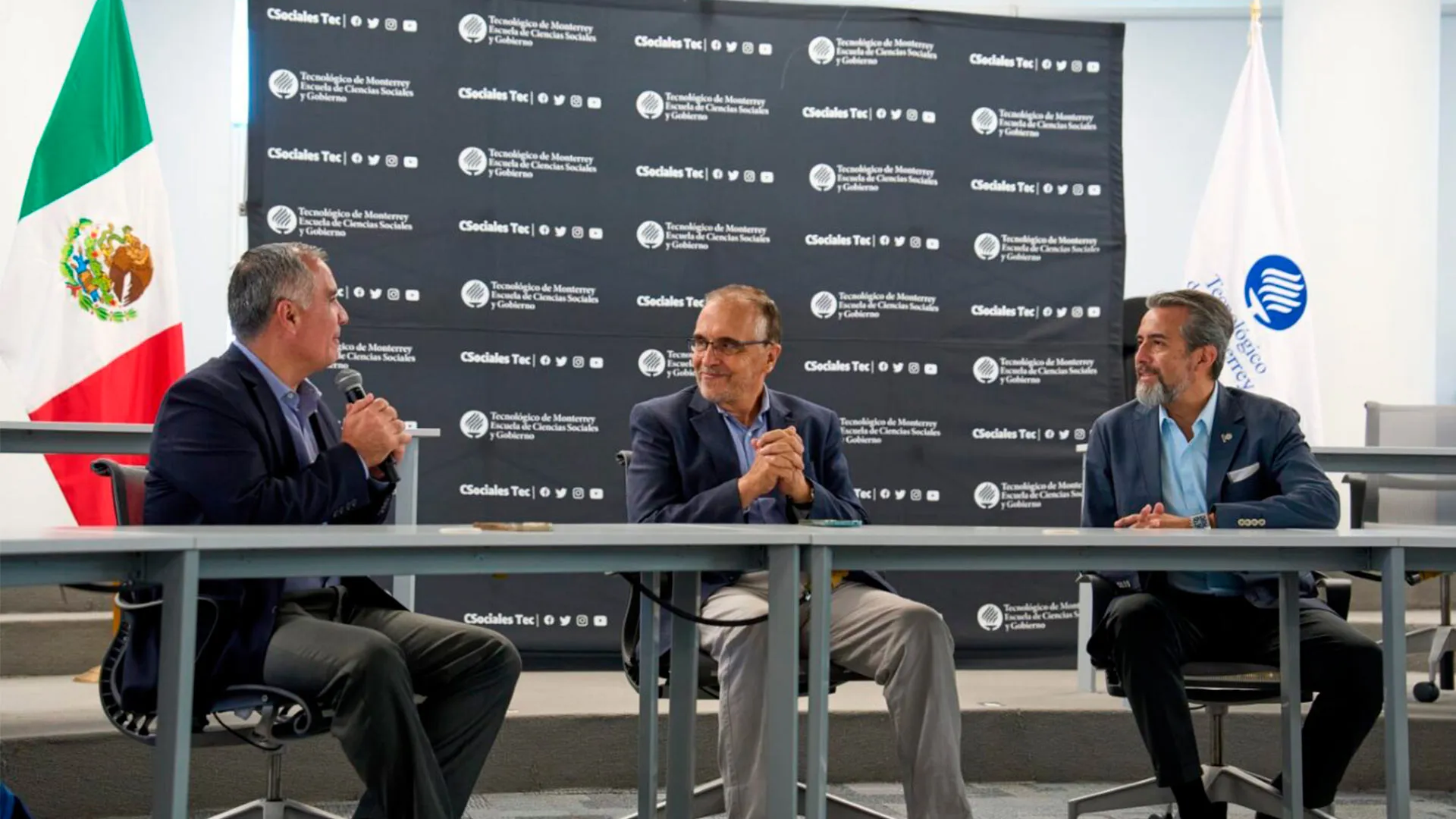 El director del campus dio el mensaje de bienvenida durante la conferencia