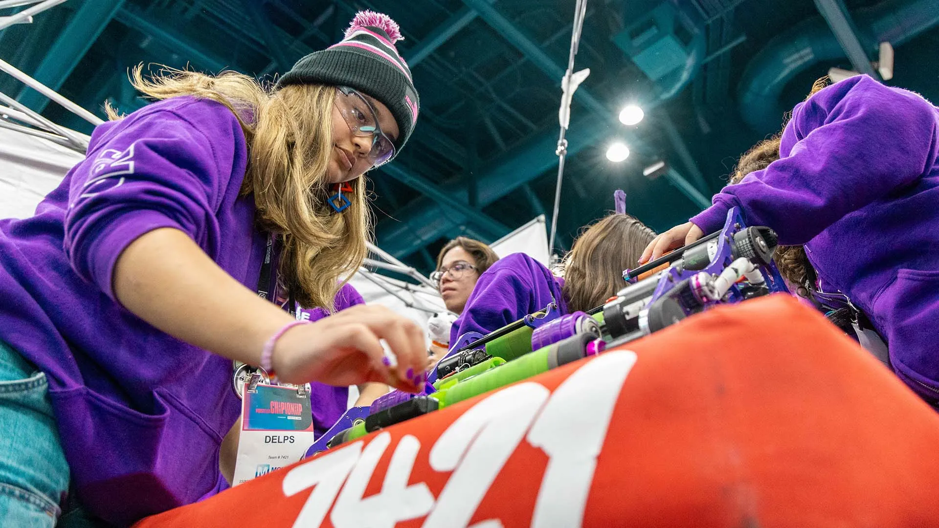 Romina trabaja en su robot 