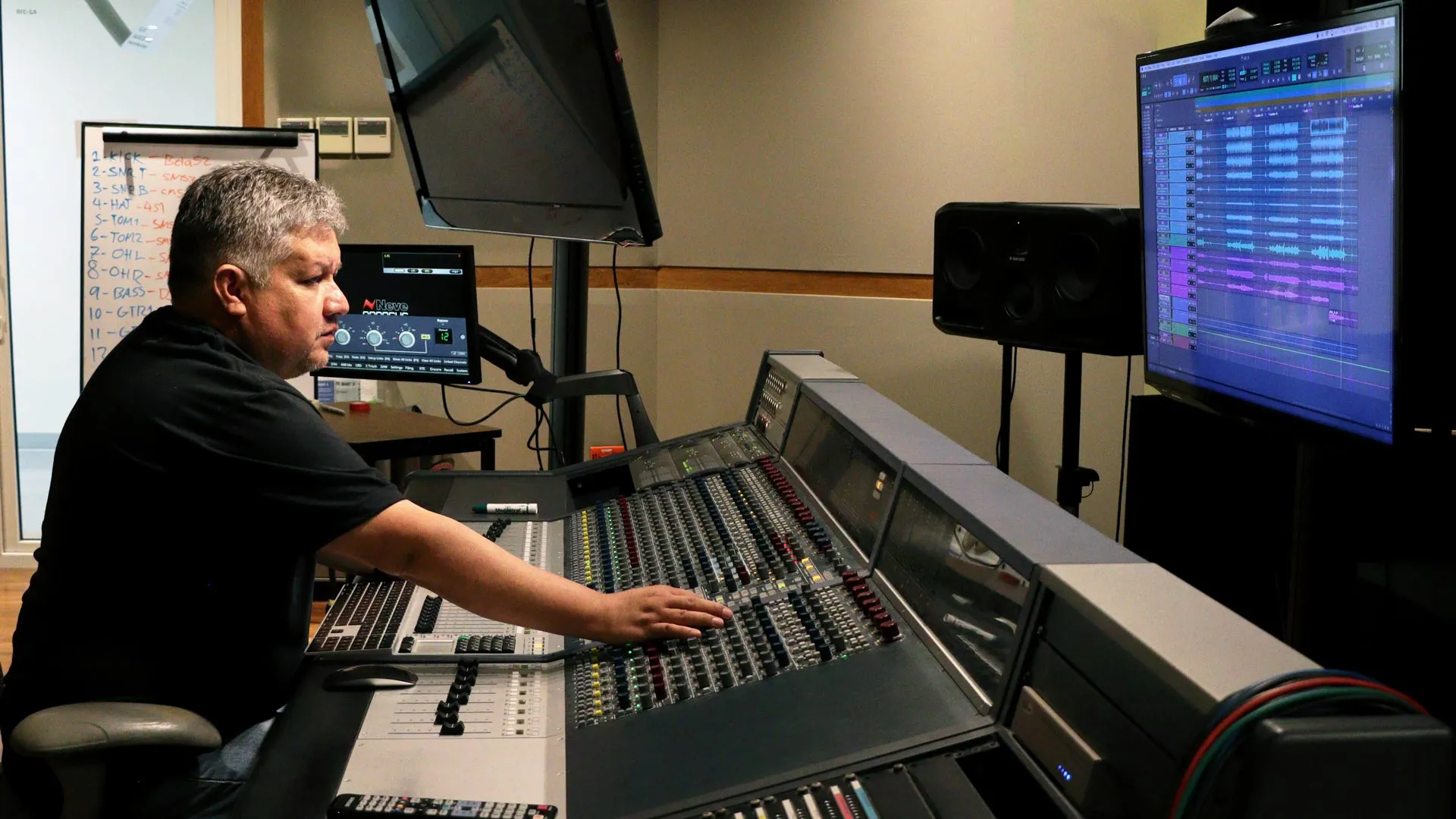 Oscar "Welito" Gonzalez en el estudio de grabación del campus Monterrey.