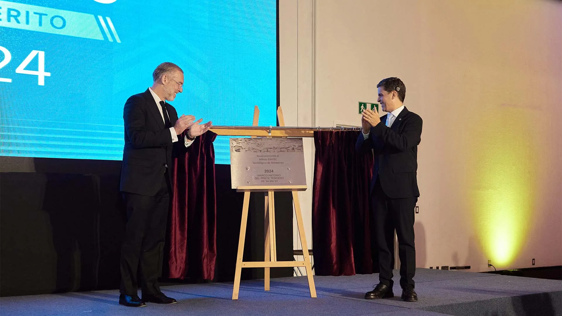 Marco Antonio y Pascual Alcocer develando la placa del premio al Mérito EXATEC 2024