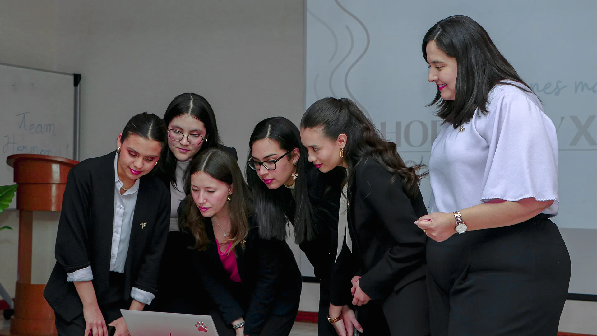 Estudiantes colaboran en un proyecto internacional de salud femenina