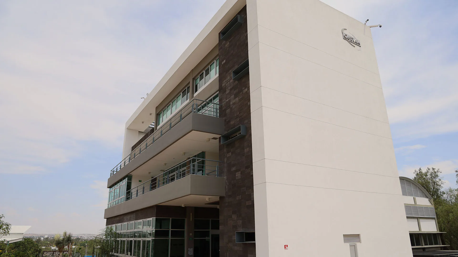 Fachada del Centro de Desarrollo de la Industria Automotriz de México