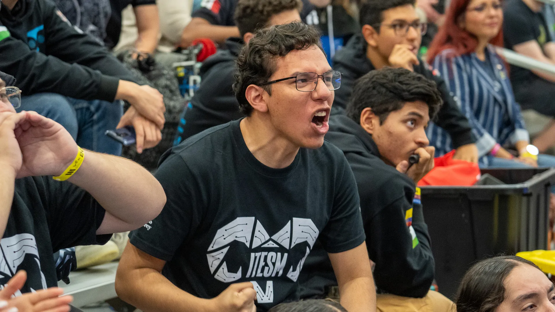 Alumno mexicano festejando triunfo en mundial de robótica