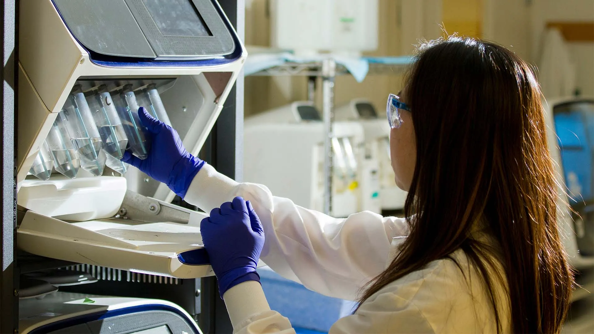 Estudiante busca un efecto anestésico a través de aceites esenciales