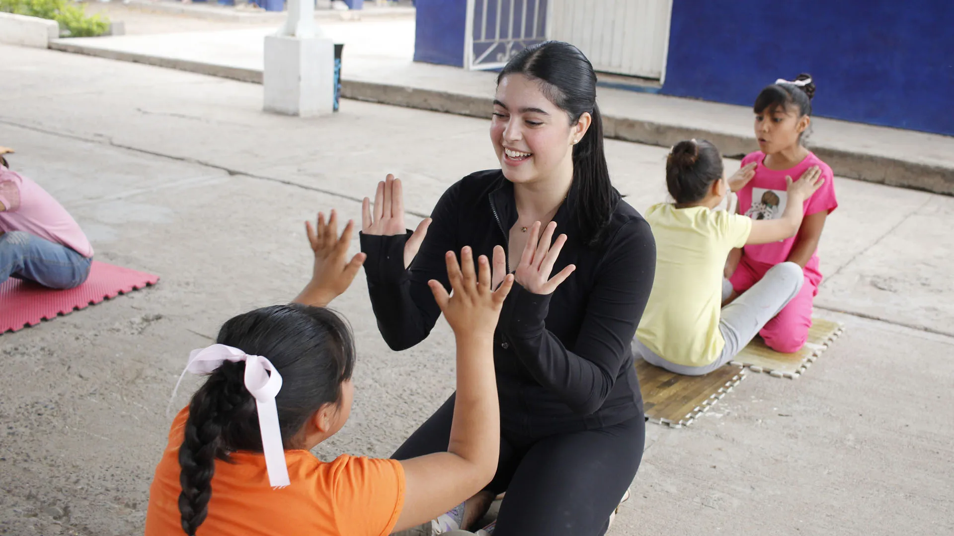 fernanda romero brindando clases a niñas de primaria