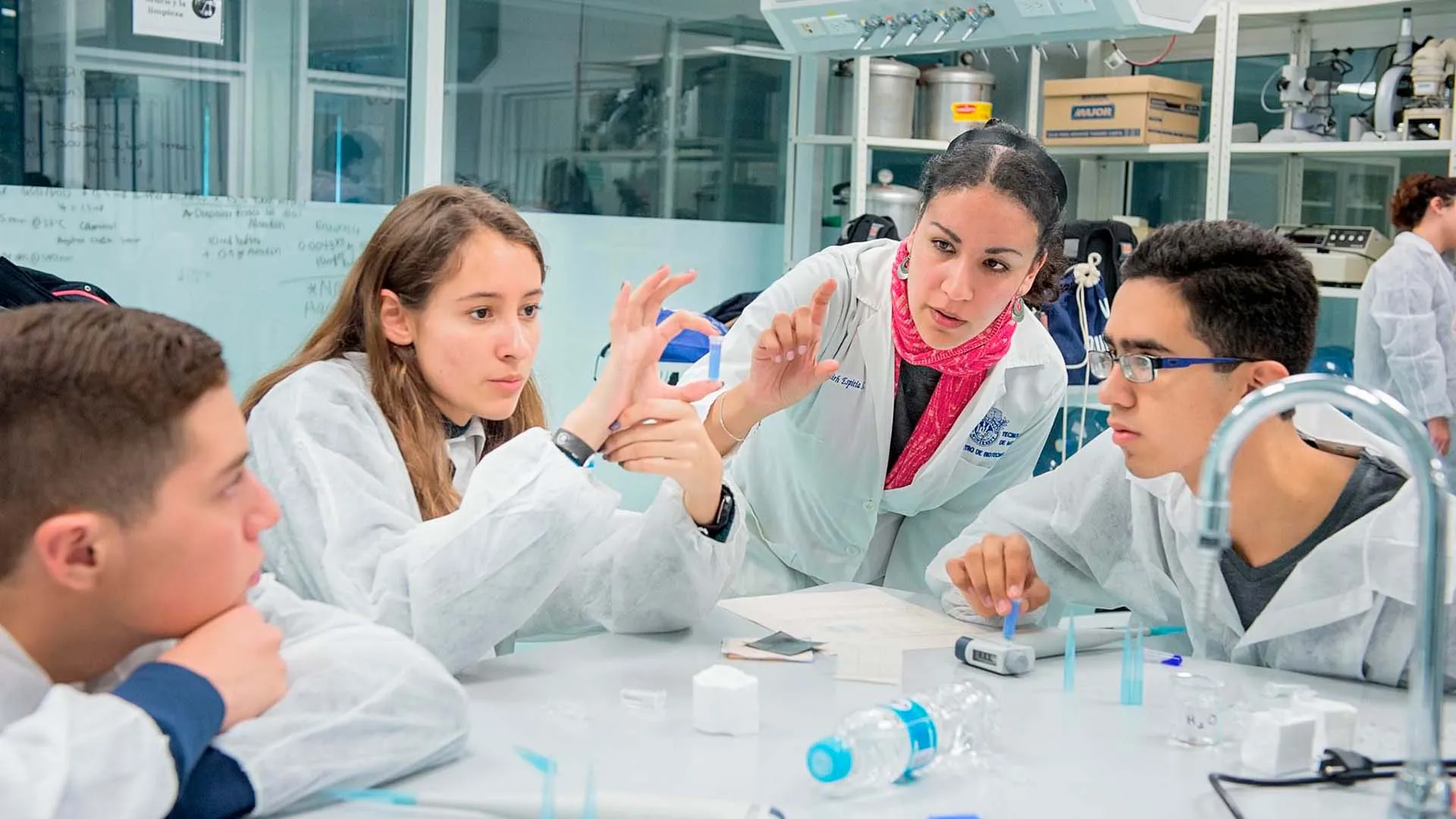Alumnos del Tec de Monterrey realizando prácticas en un laboratorio