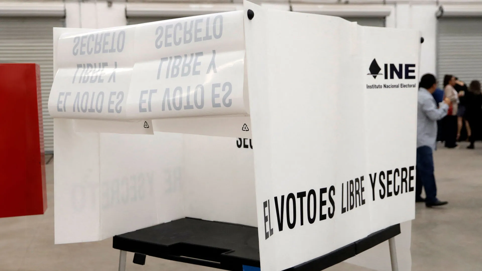 Urna del Instituto Nacional Electoral (INE) que se utulizará en las próximas elecciones de México el 2 de junio de 2024