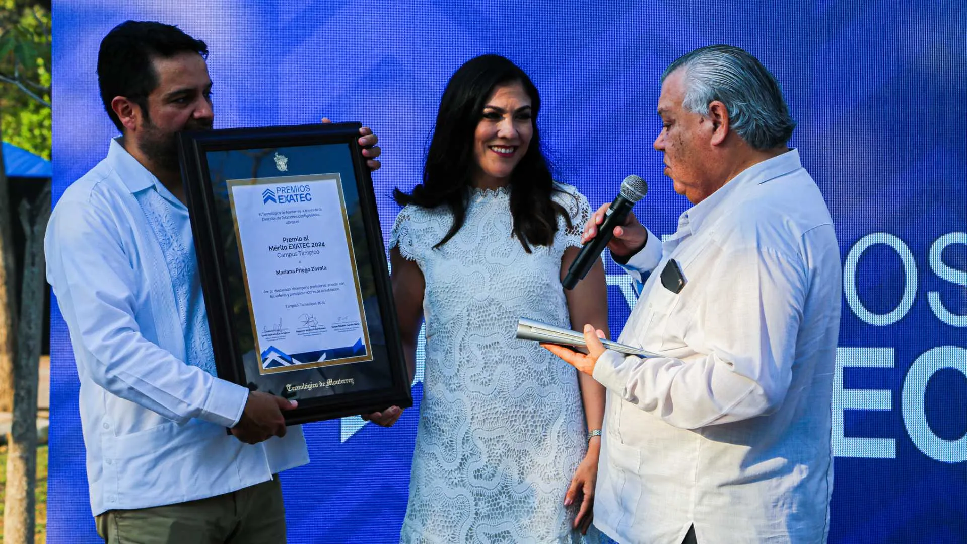 mariana-recibiendo-su-premio