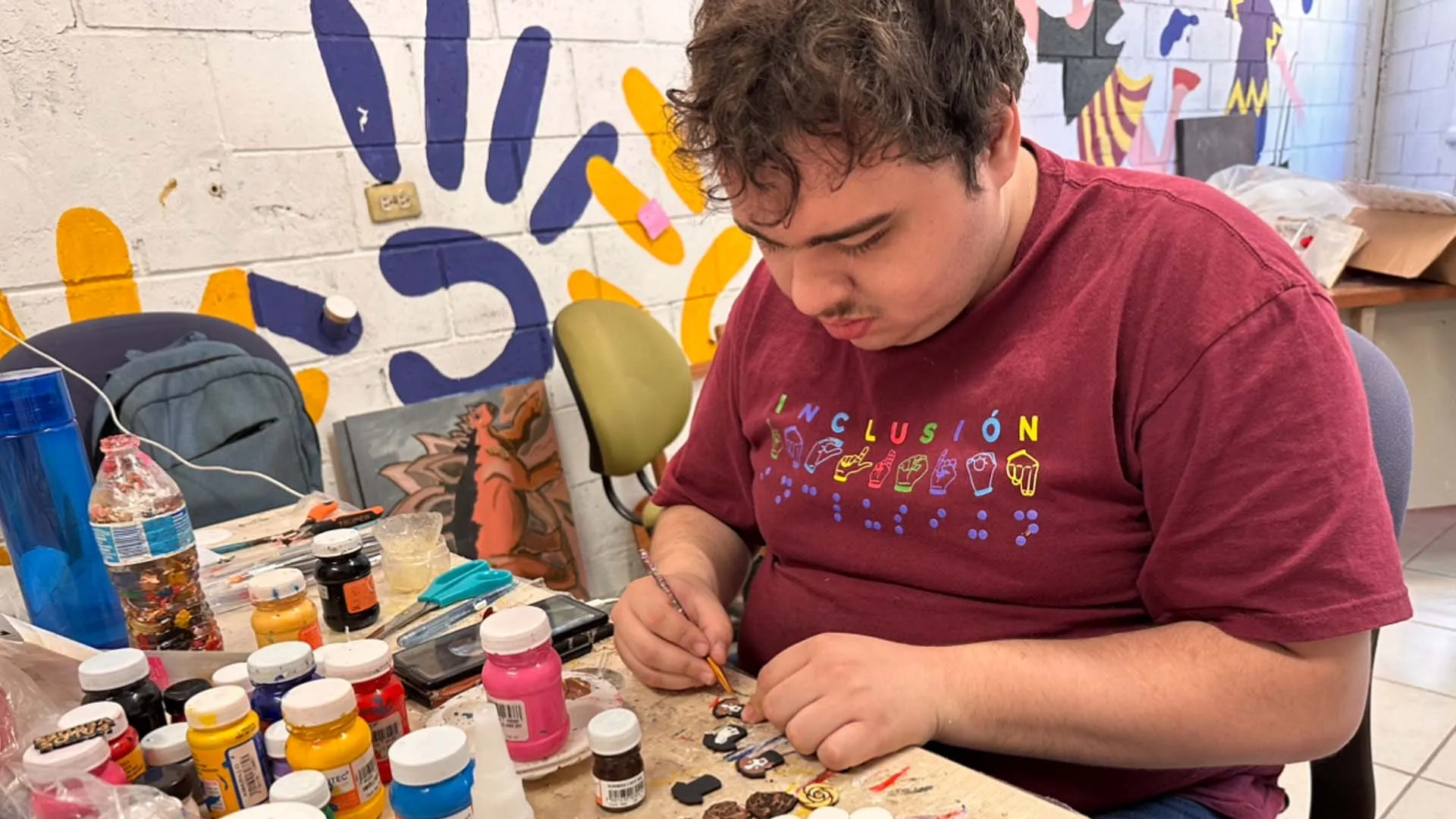 persona con autismo haciendo arte